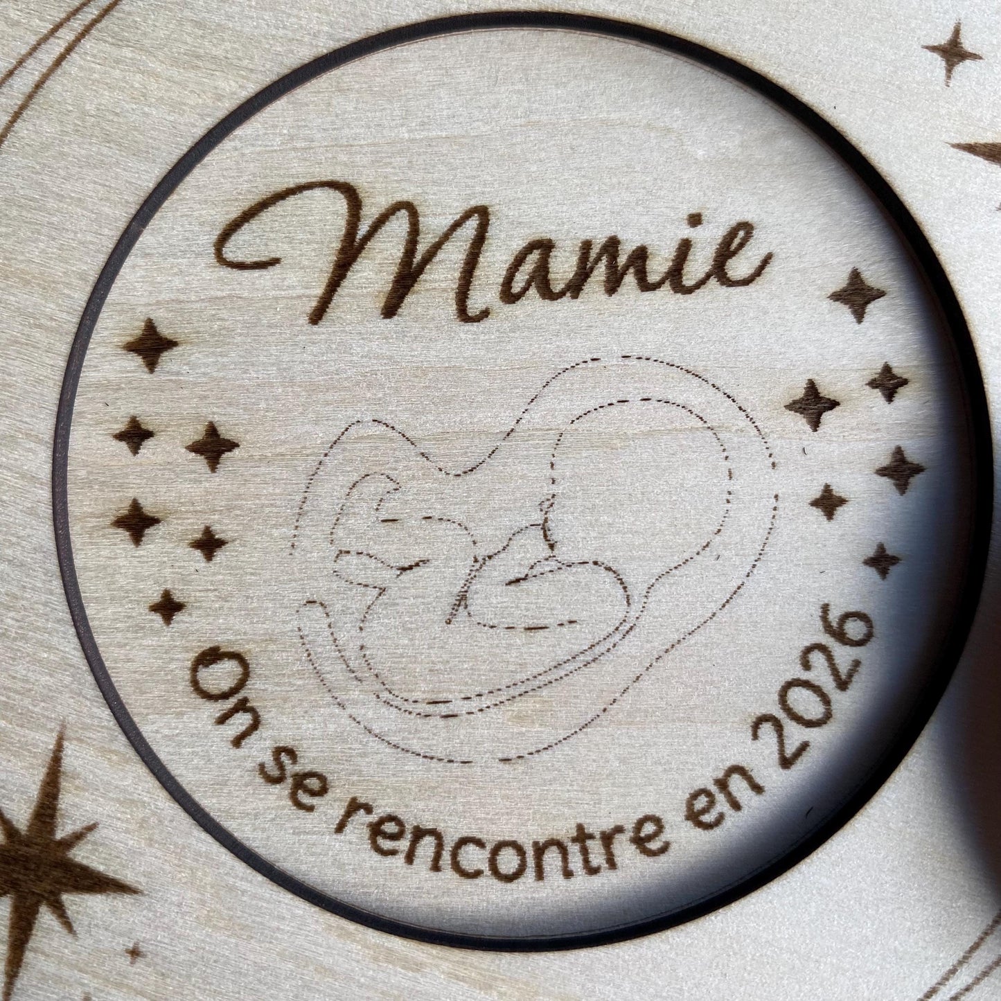 gros plan sur l interieur gravure du foetus et Mamie on se rencontre en 2026