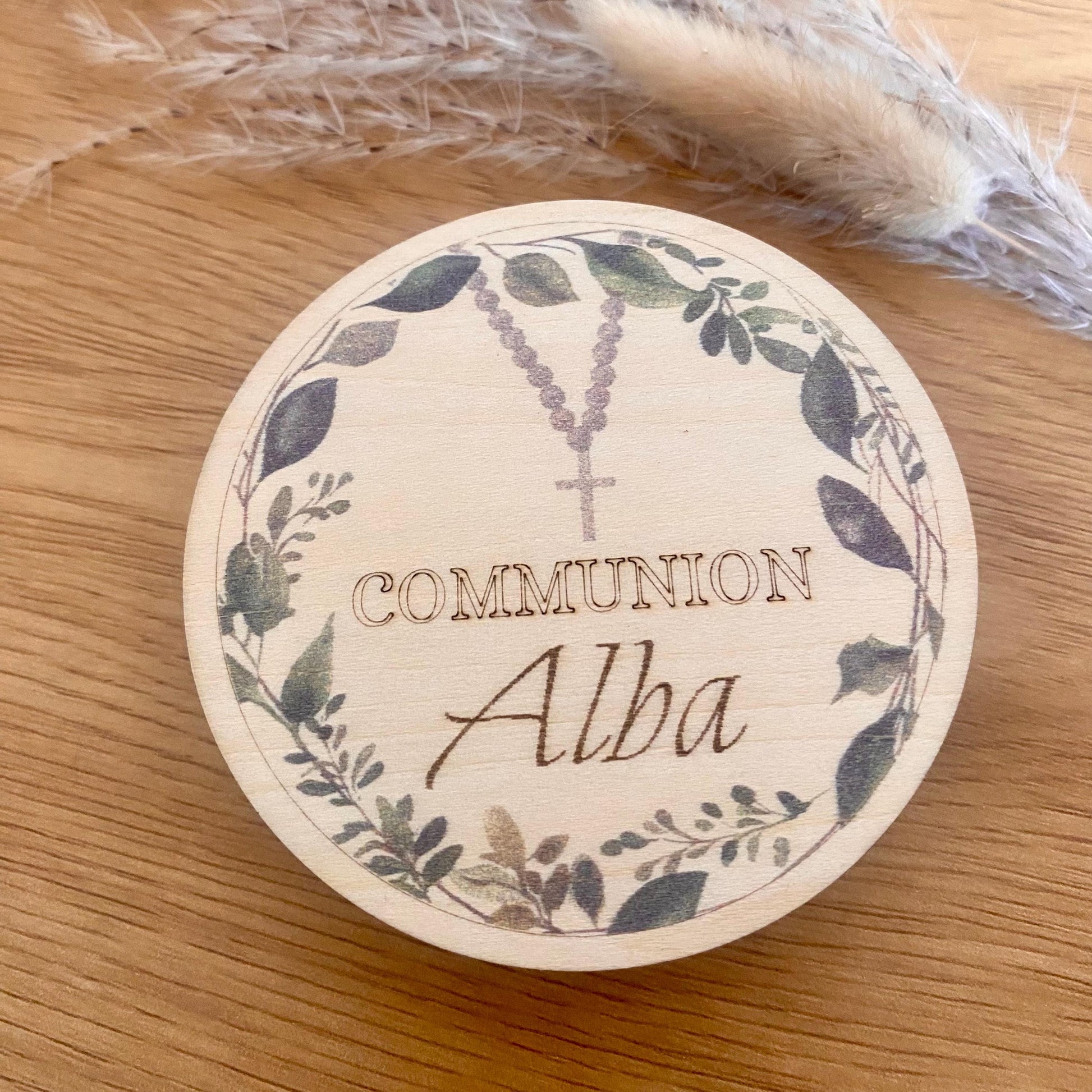Boîte de communion en bois ronde, personnalisée avec un prénom et le motif "Chapelet"