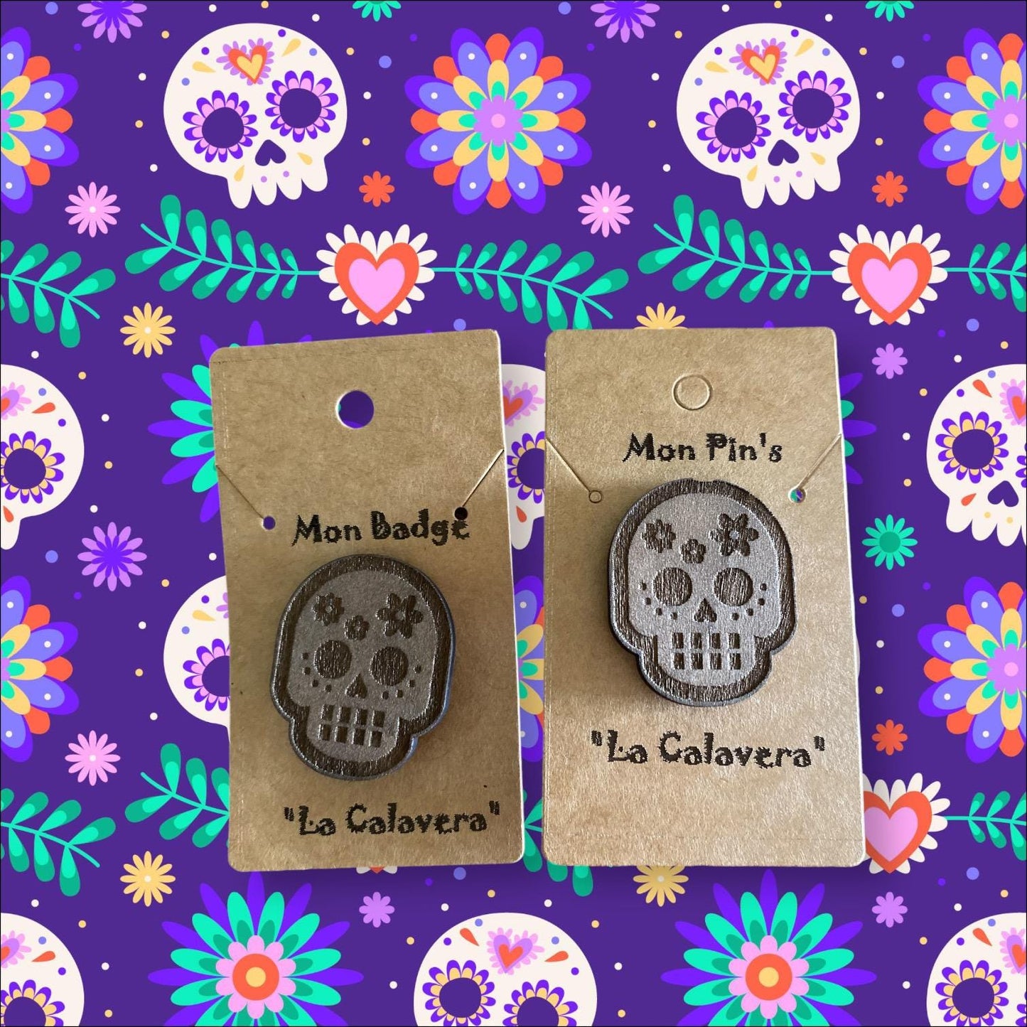Pin's en bois gravé  en forme de Calavera sur un motif coloré mexicain