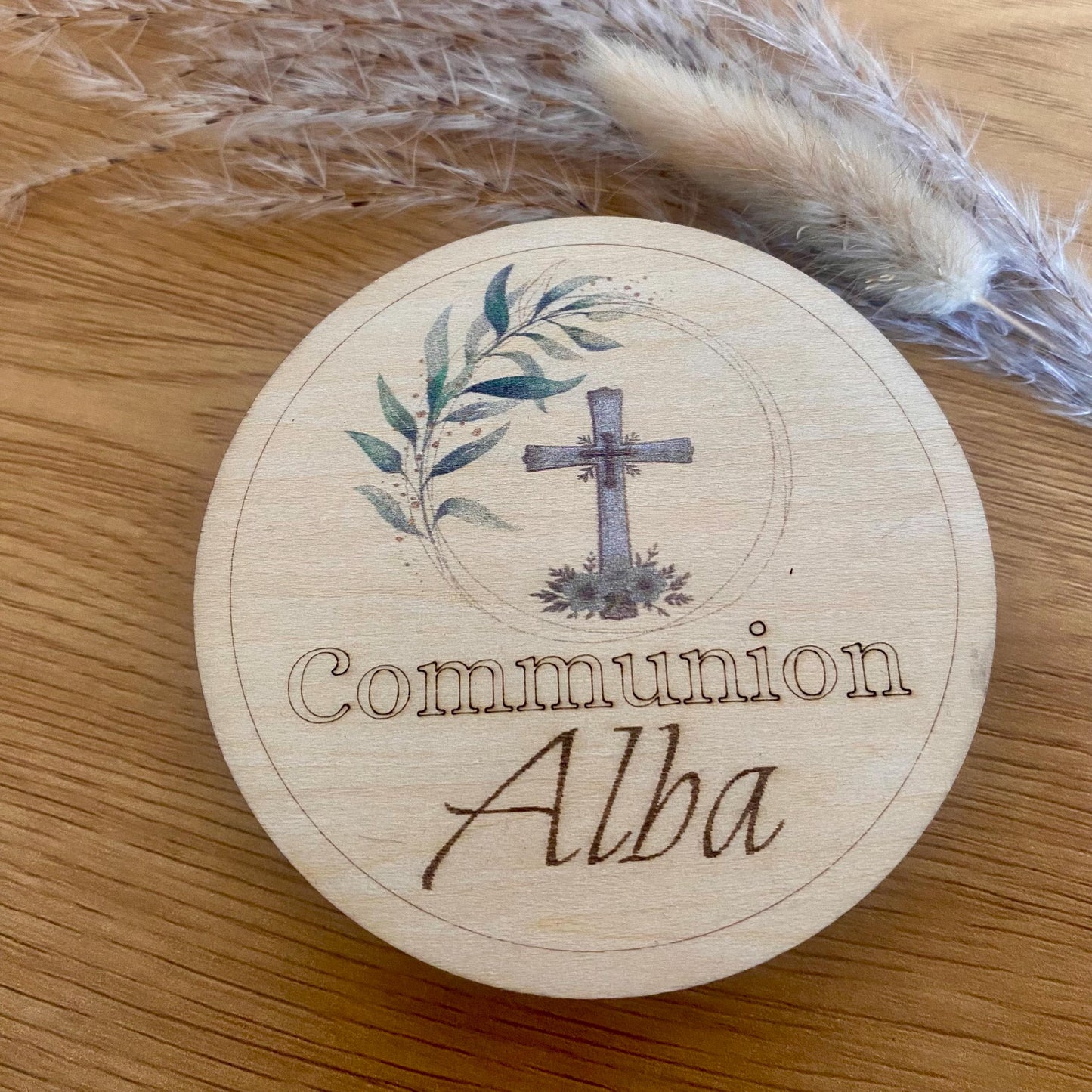 Boîte de communion en bois ronde, personnalisée avec un prénom et le motif "Croix florale".