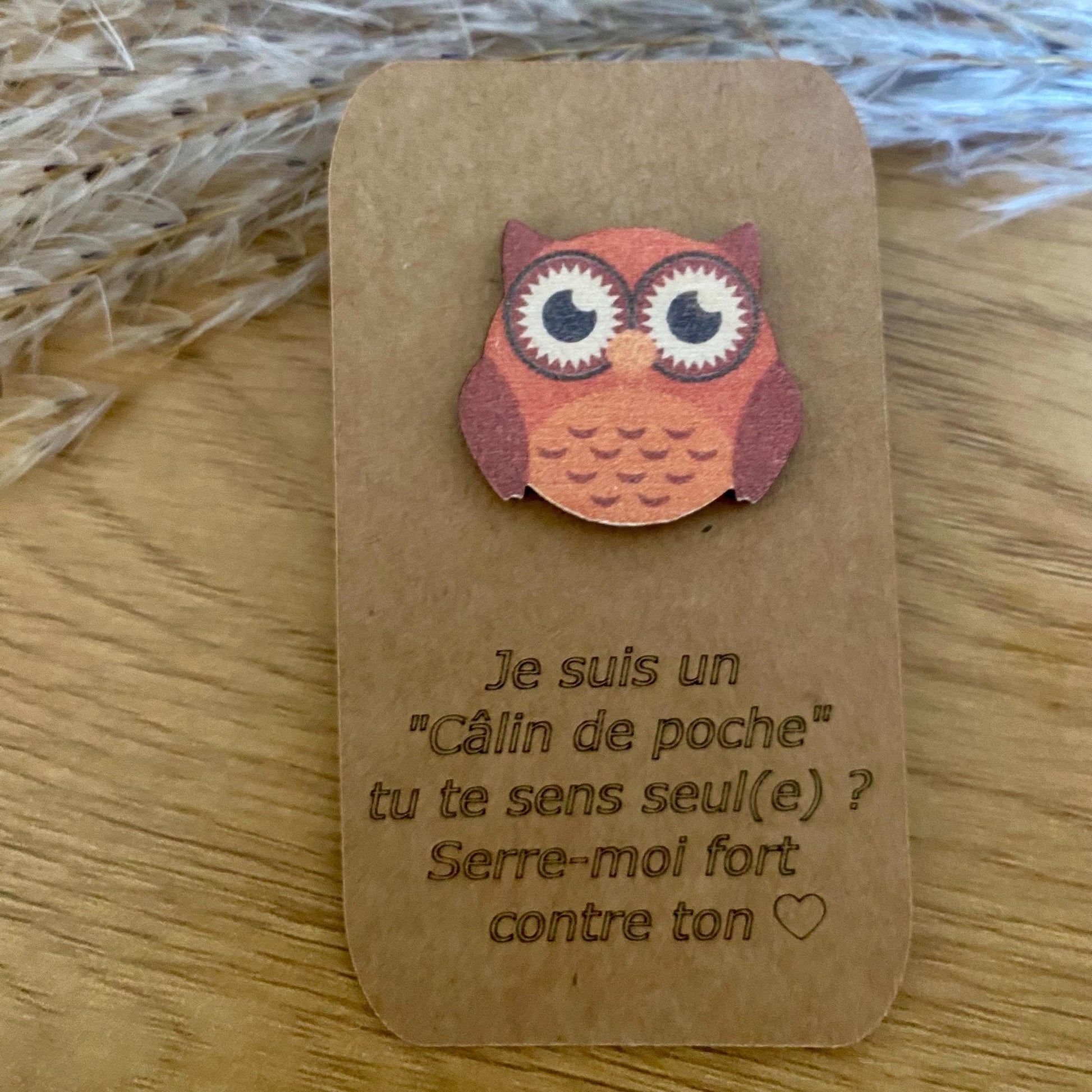 Gros plan sur la gravure laser de la chouette, mettant en avant la texture naturelle du bois.