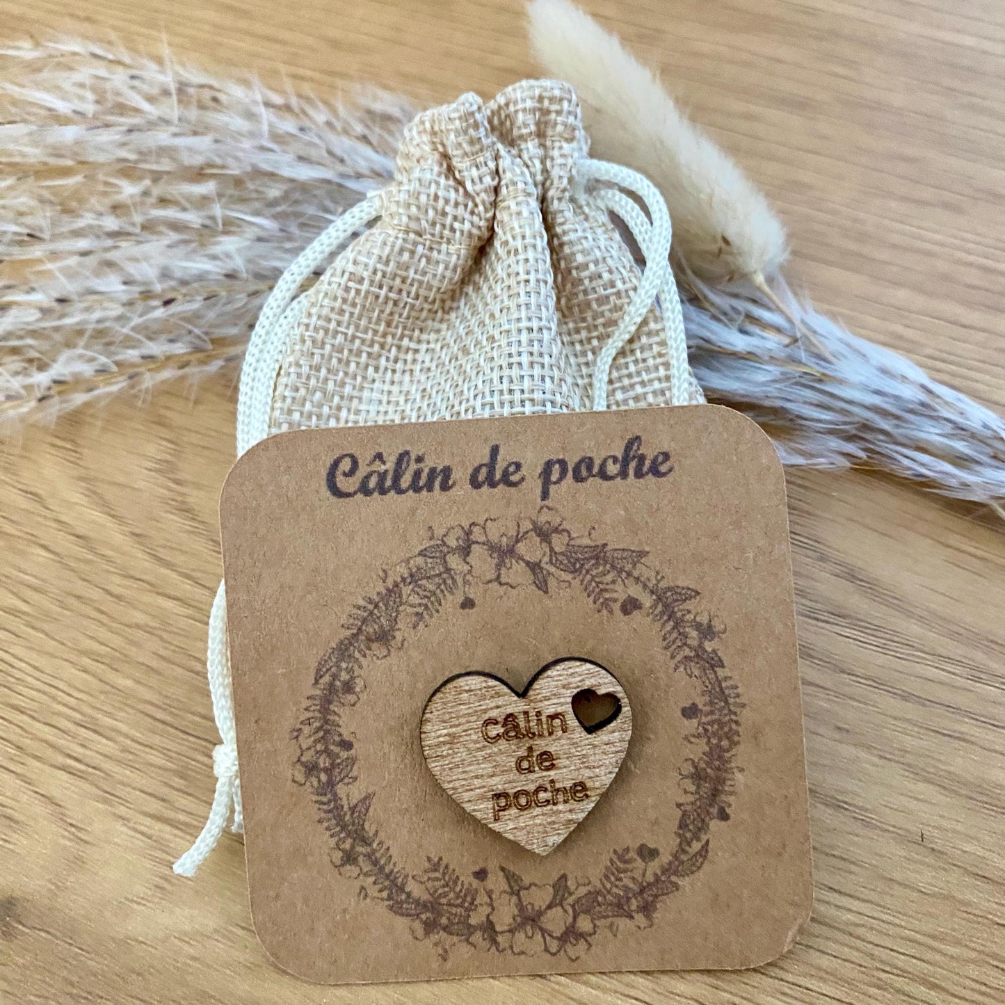 Câlin de Poche en Bois – Le messager de tendresse