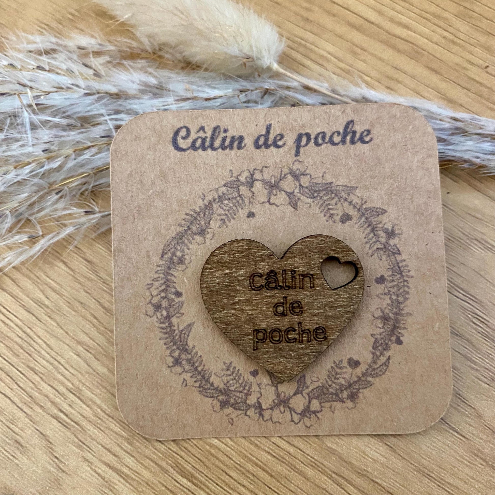 Câlin de poche coeur en bois gravé sur son support kraft