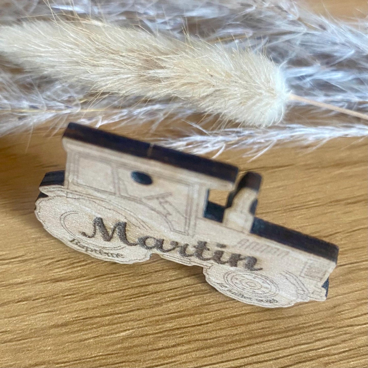 Étiquettes personnalisées en bois pour cadeaux d'invités et dragées - Tracteur, fusée, voiture...