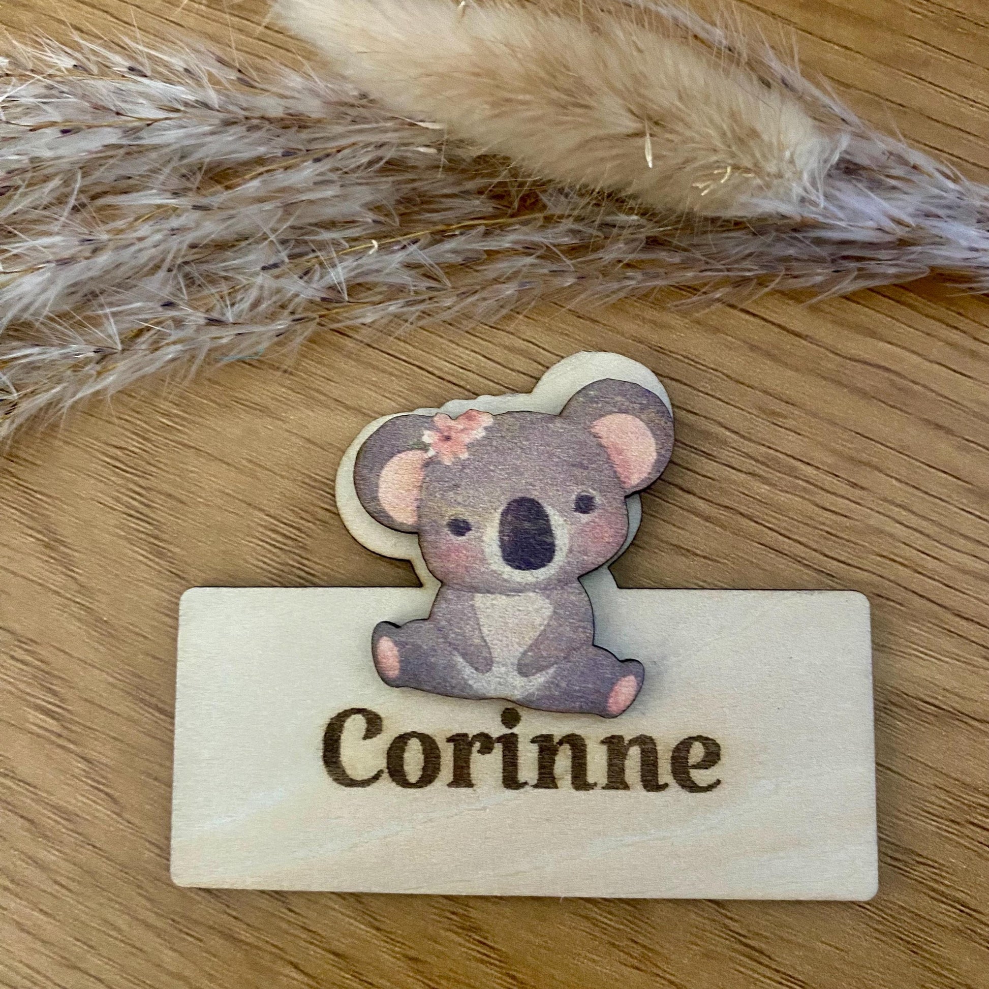 Table de baptême décorée avec des marque-places animaux en bois naturel.