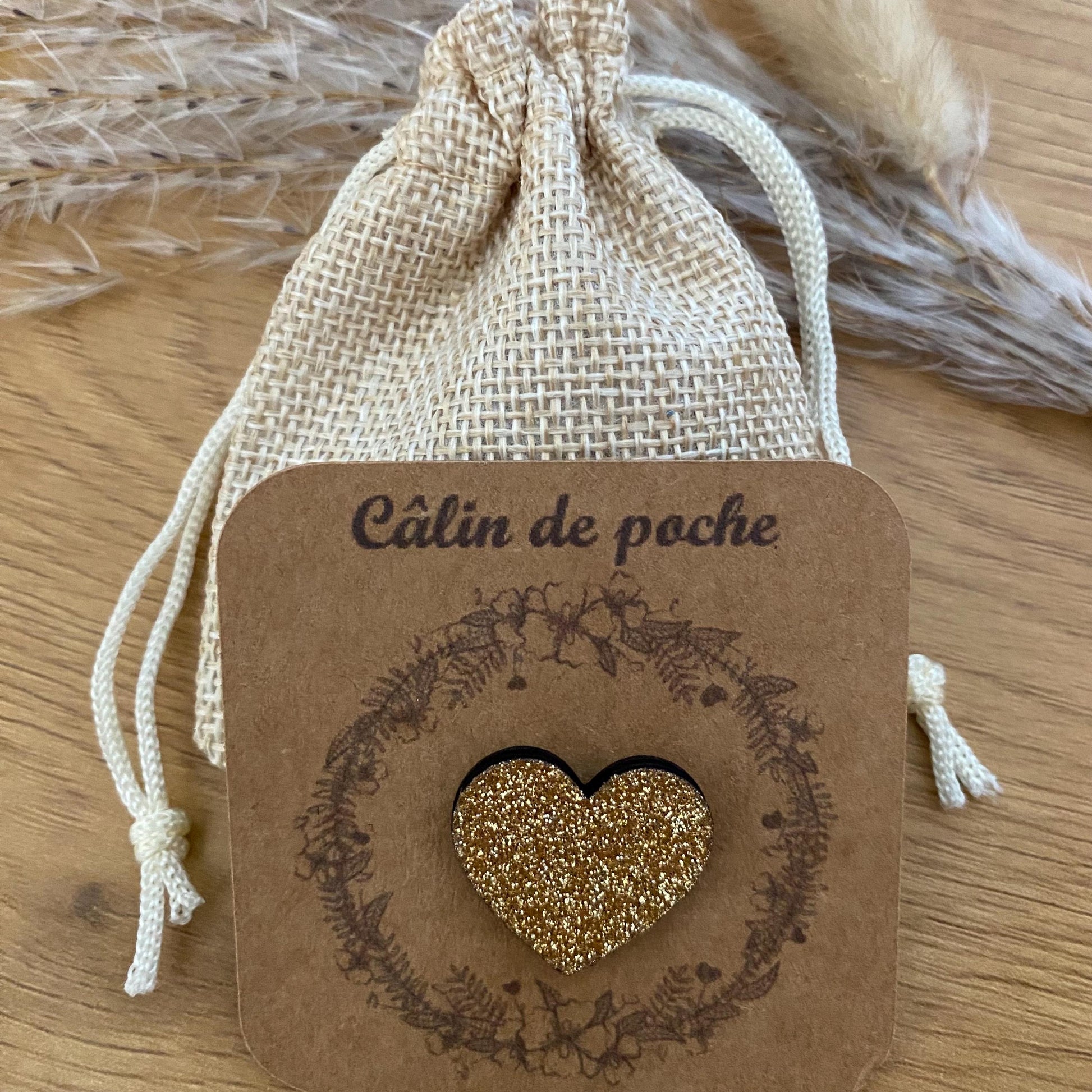 Pocket hug en bois pailleté avec son pochon