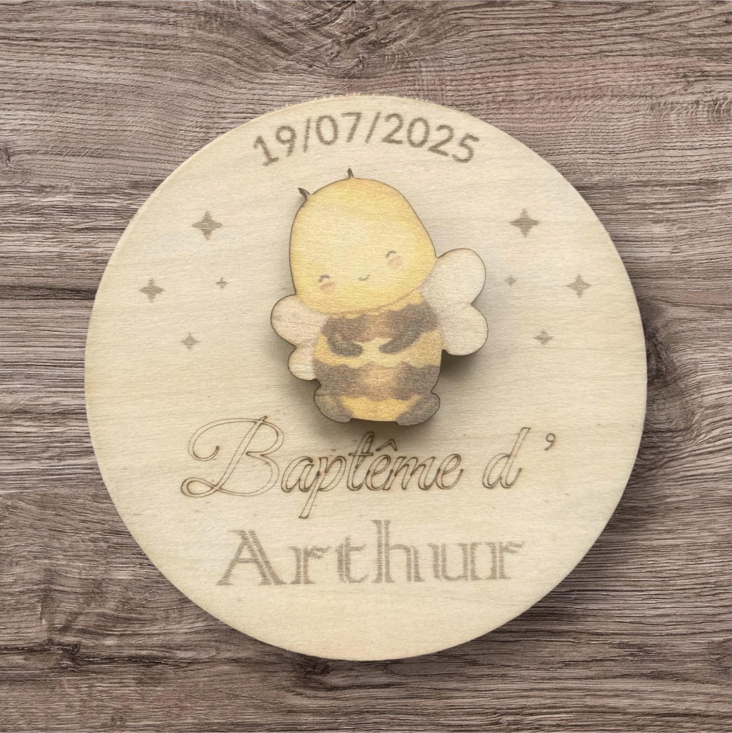 ros plan sur la gravure laser d'un motif (ex: abeille) et la finesse de la personnalisation.