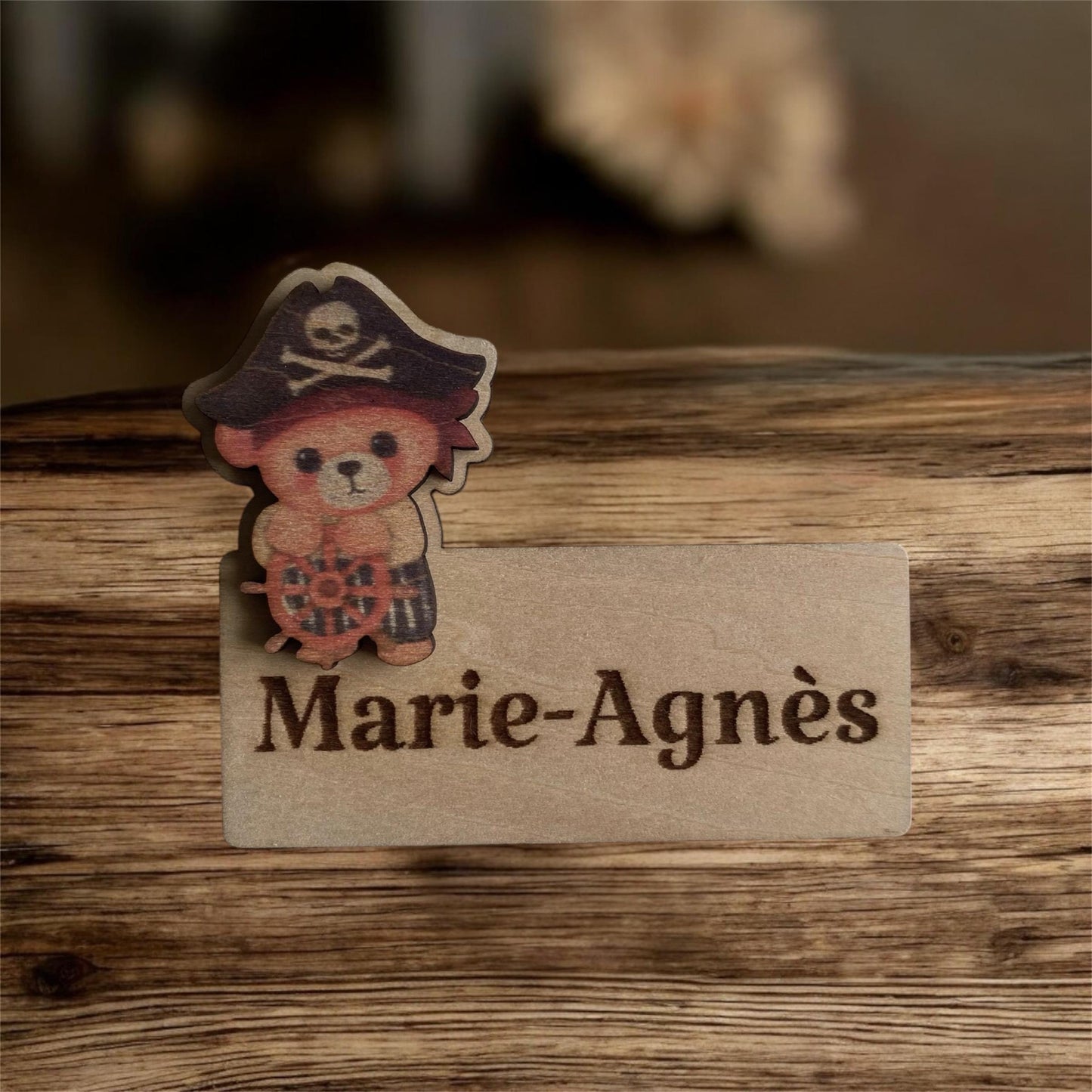 Marque-place thème "ourson pirate" disposé sur une table décorée pour un anniversaire d'enfant.