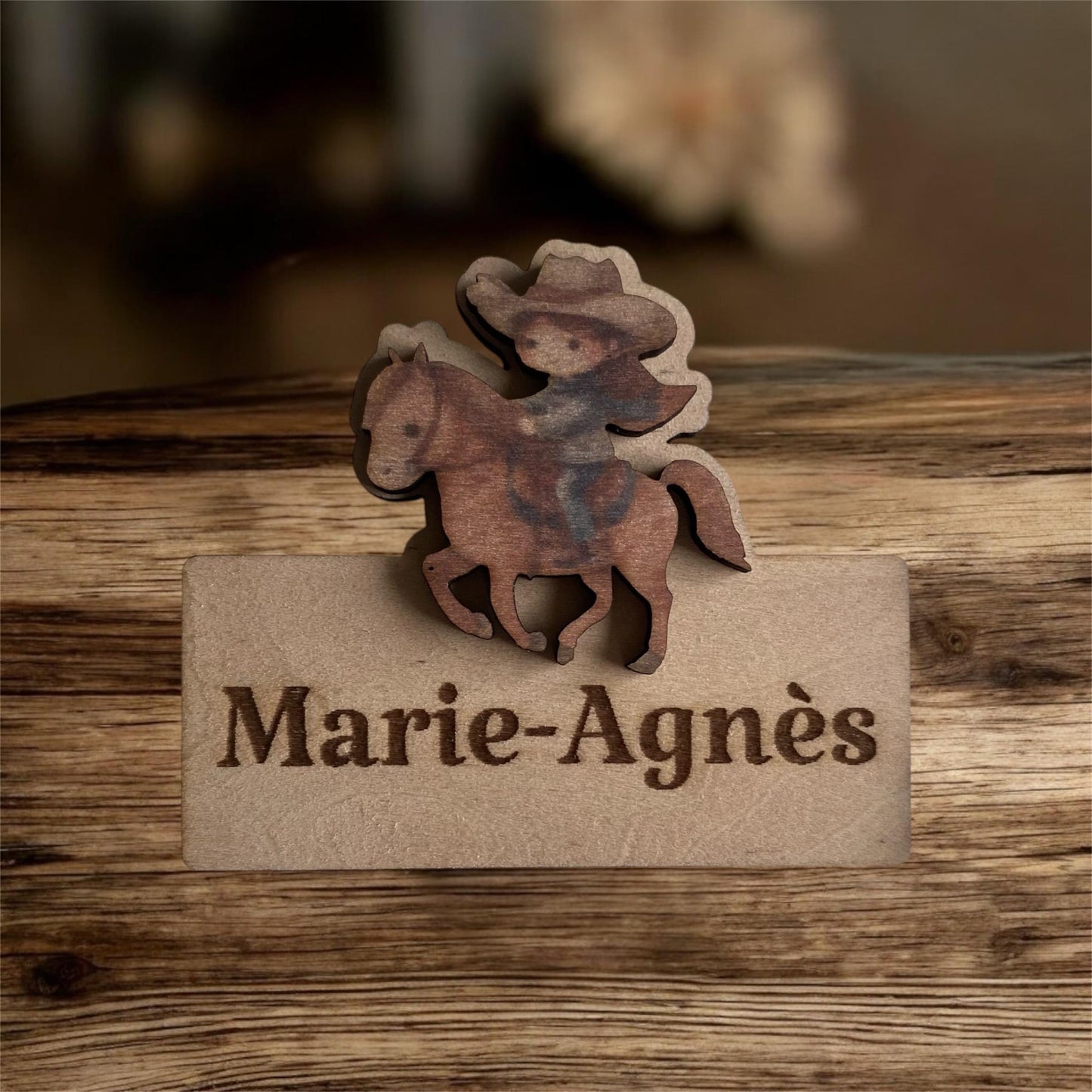 Marque-place thème "cavalière" disposé sur une table décorée pour un anniversaire d'enfant.