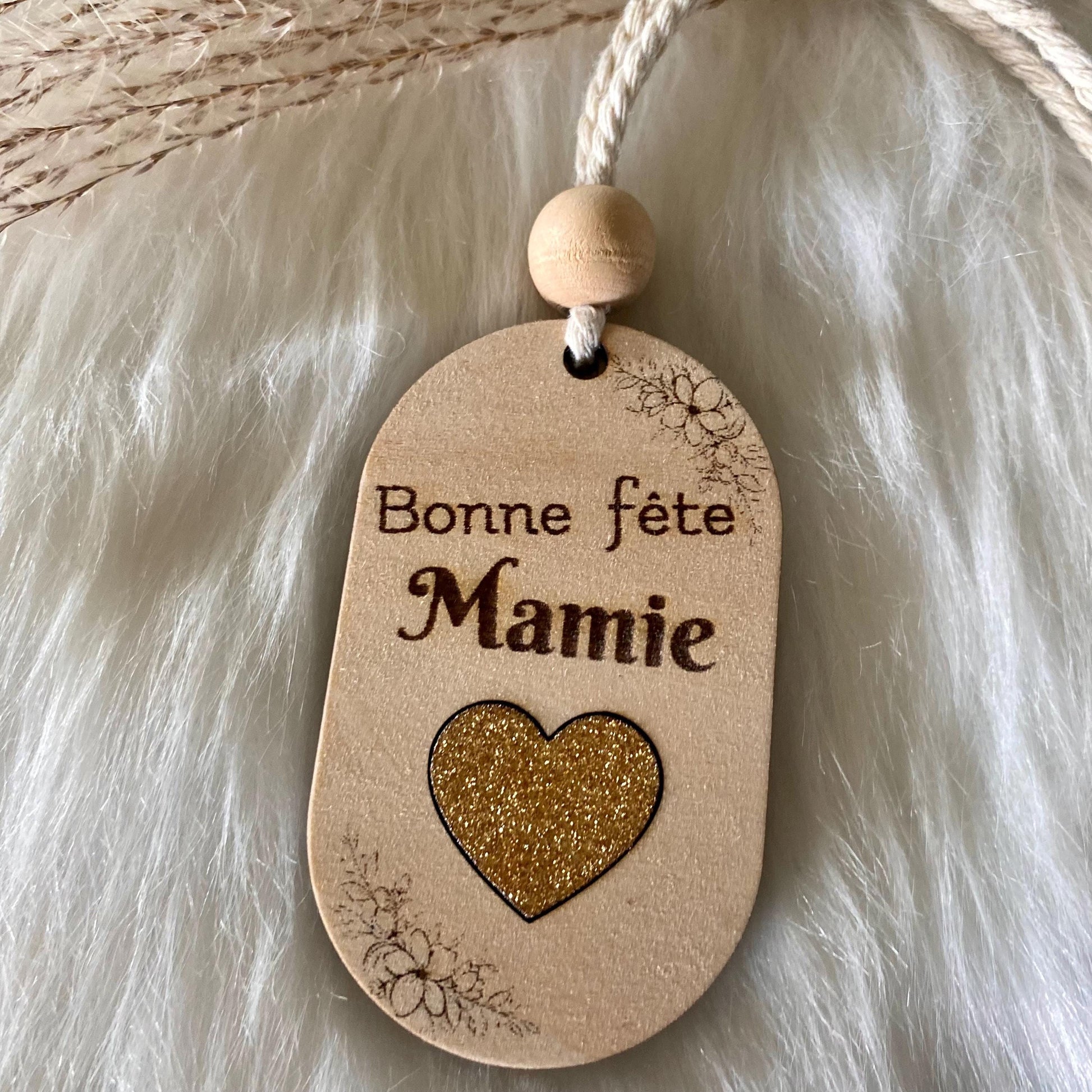 Détail bijou en bois 8,2cm avec cœur pailleté