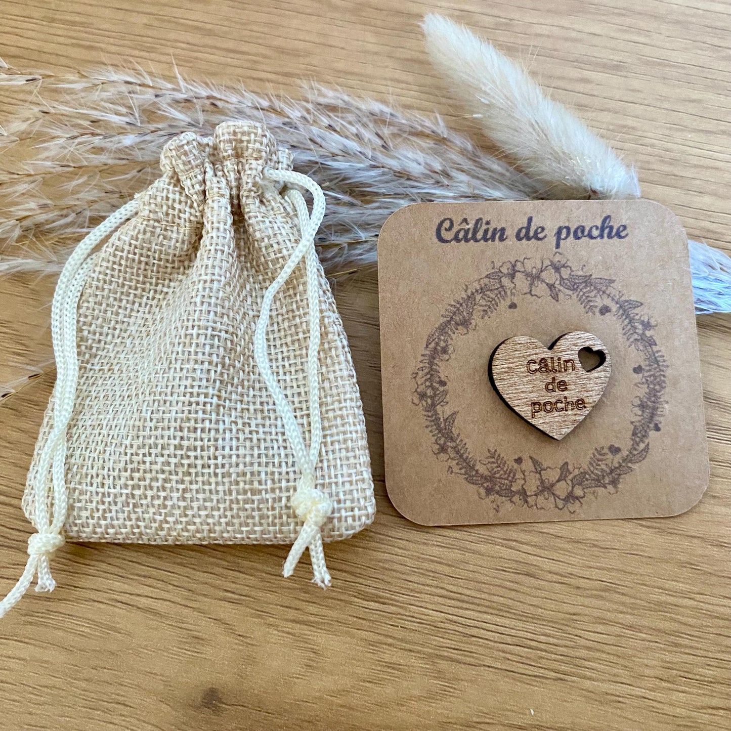 Câlin de Poche en Bois – Le messager de tendresse