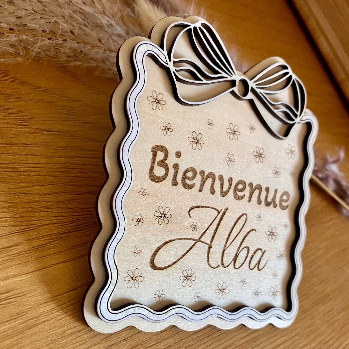 Plaque de Naissance en Bois Personnalisée – Modèle Floral & Nœud