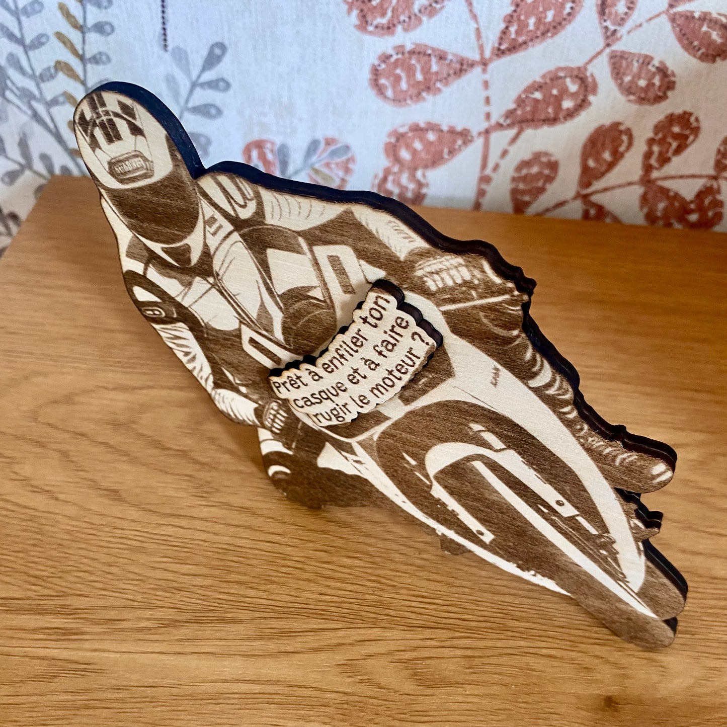Motard en Bois Personnalisé – Le Cadeau Surprise pour Passionnés de Moto
