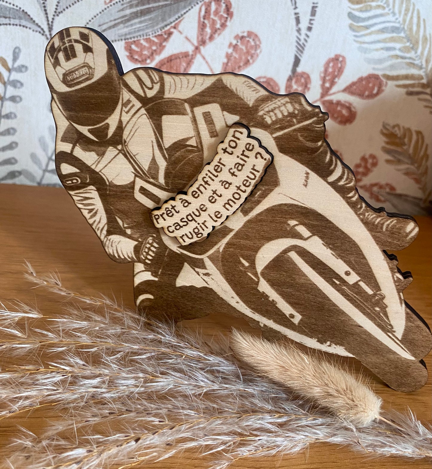 Motard en Bois Personnalisé – Le Cadeau Surprise pour Passionnés de Moto