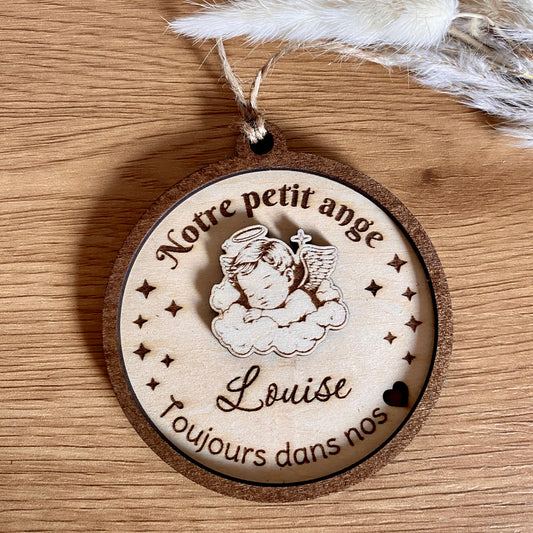 Boule en bois commémorative avec un texte et un petit ange en relief