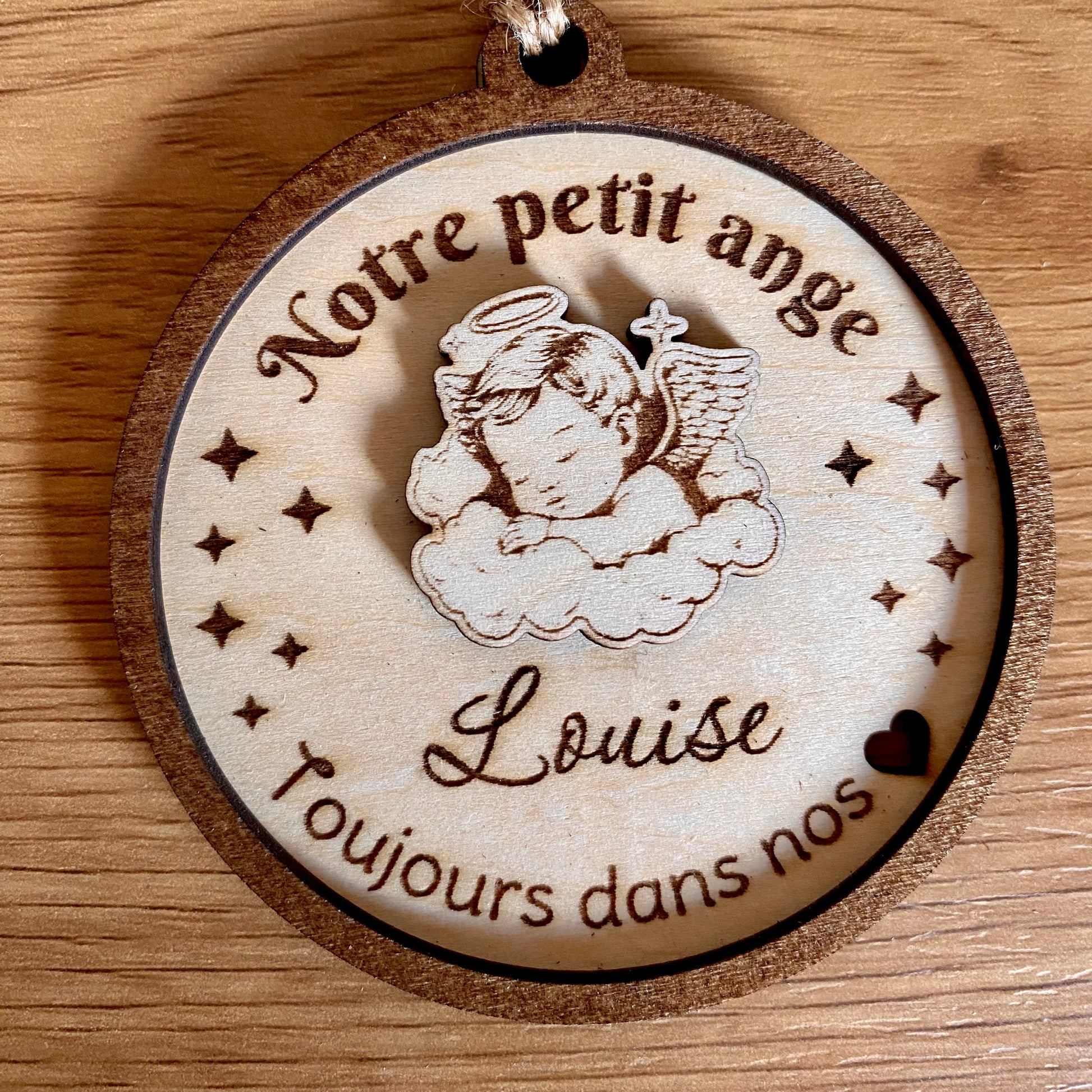Boule en bois commémorative avec un texte et un petit ange en relief