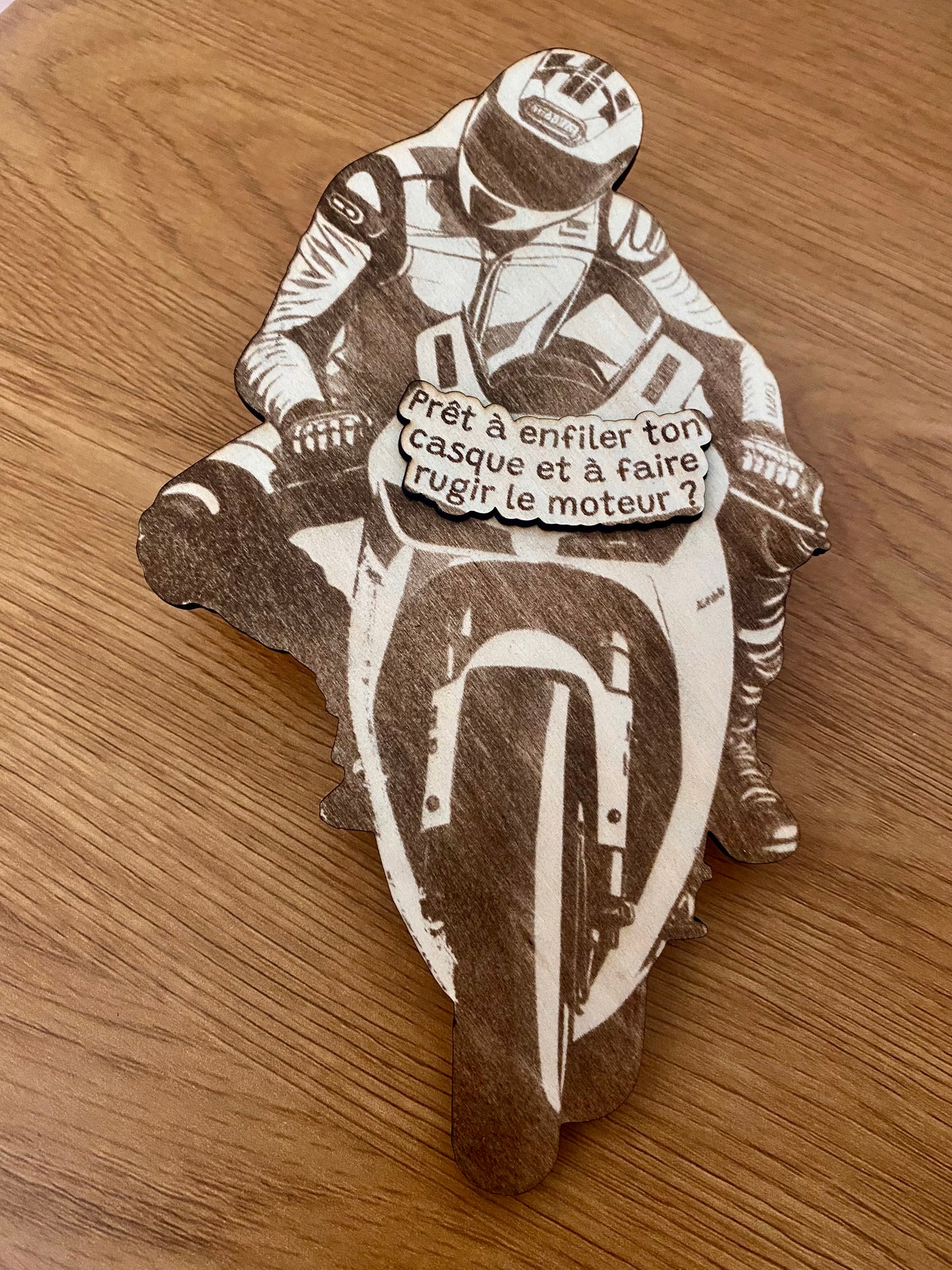 Motard en Bois Personnalisé – Le Cadeau Surprise pour Passionnés de Moto