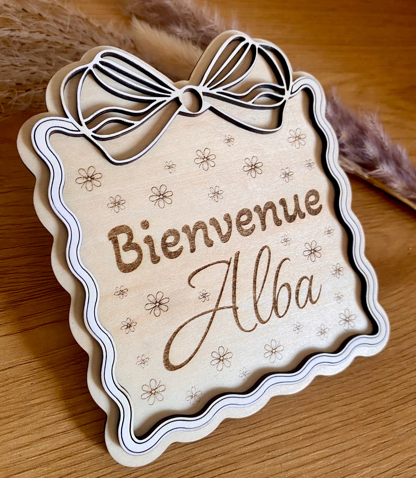 Carte en bois Bienvenue bébé motif floral 