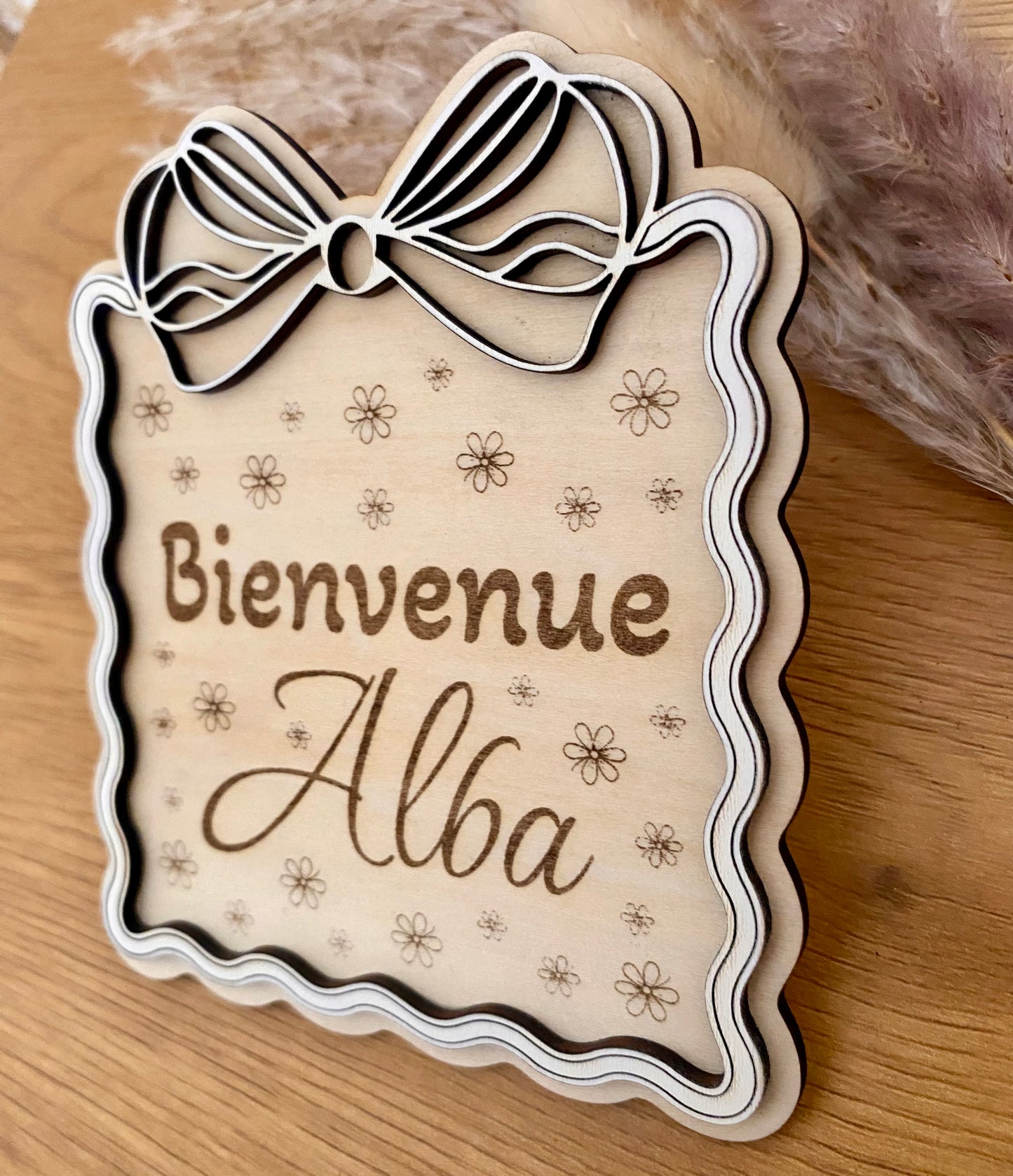 Carte en bois en relief Bienvenue bébé motif floral 