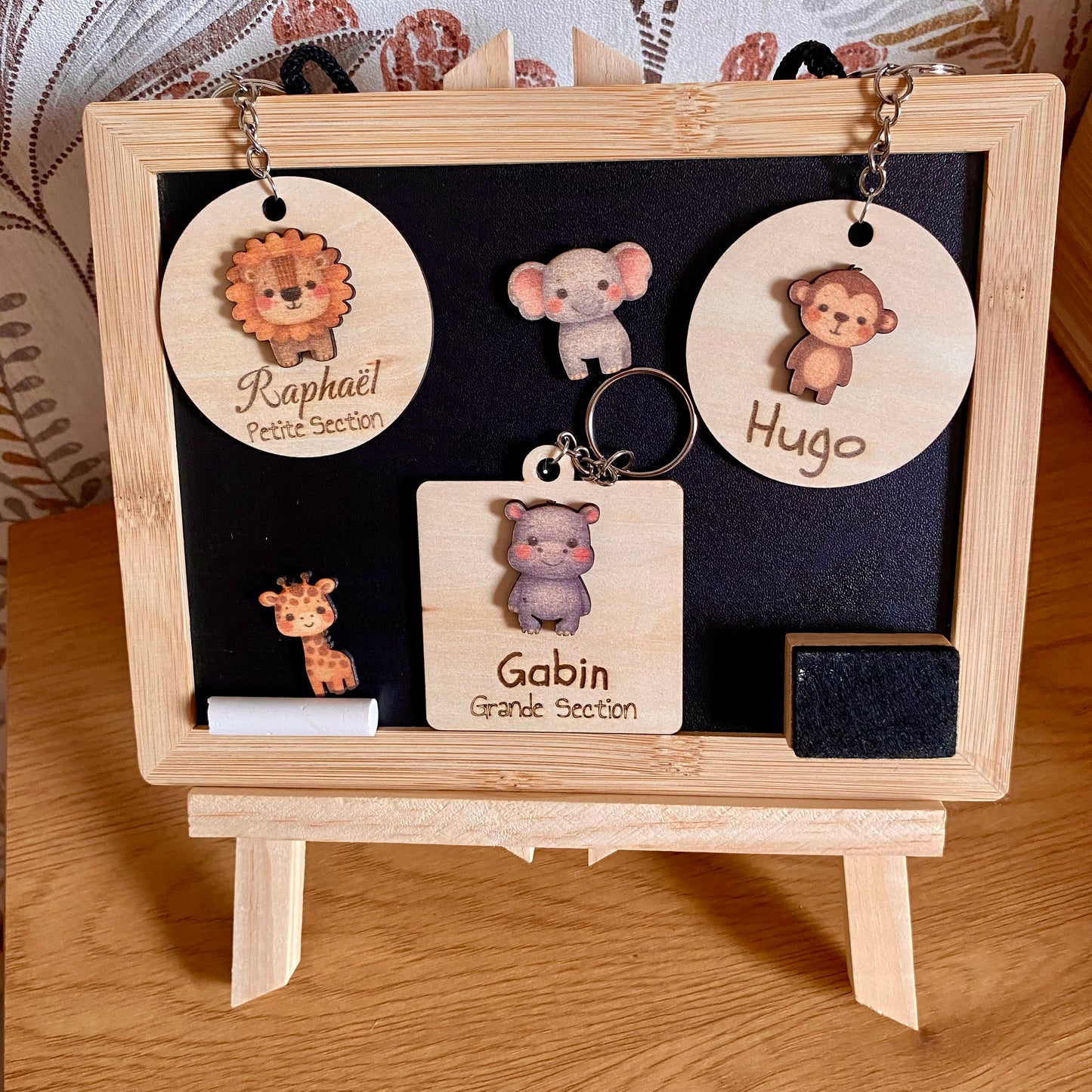porte-cles-bois-personnalise-dinosaure-prenom-classe-cartable-enfant⁠