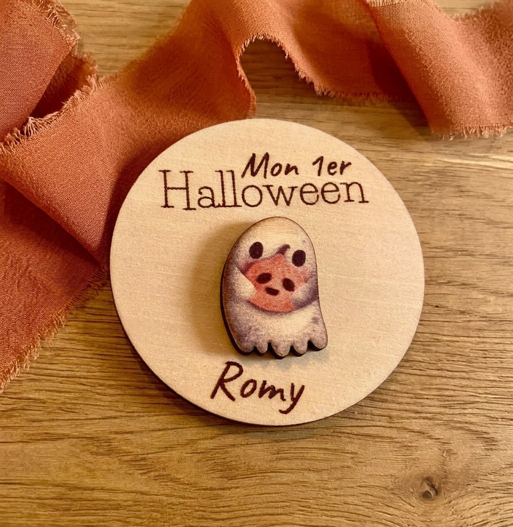 Detail du magnet personnalisé en bois pour premier Halloween de bébé avec illustration fantôme mignon.
