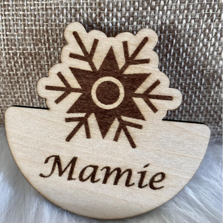 Marque places de Noël en bois modèle flocon prénom personnalisé 