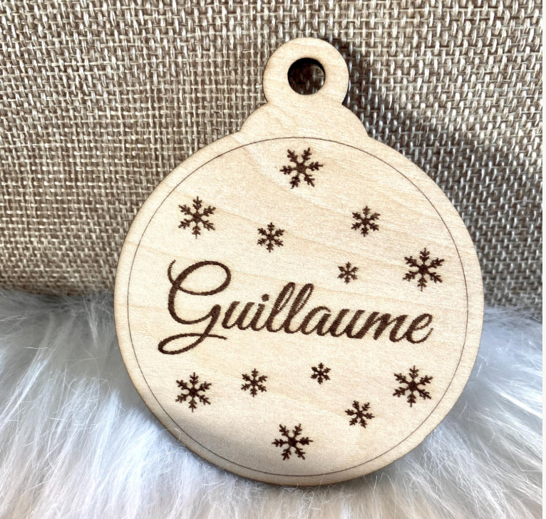 Marque places de Noël en bois modèle boule de noel prénom personnalisé 
