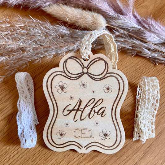 porte-cles-bois-personnalise-prenom-alba-ce1-attache-dentelle-cartable-rose⁠