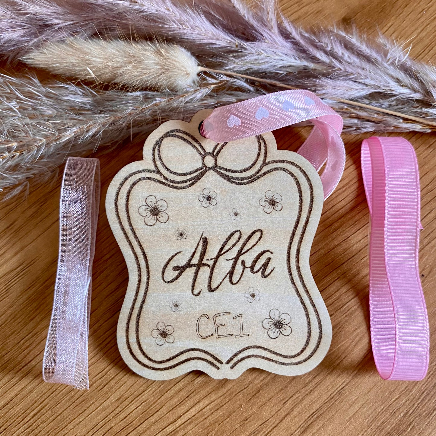 porte-cles-bois-personnalise-prenom-alba-ce1-attache-dentelle-cartable-rose⁠