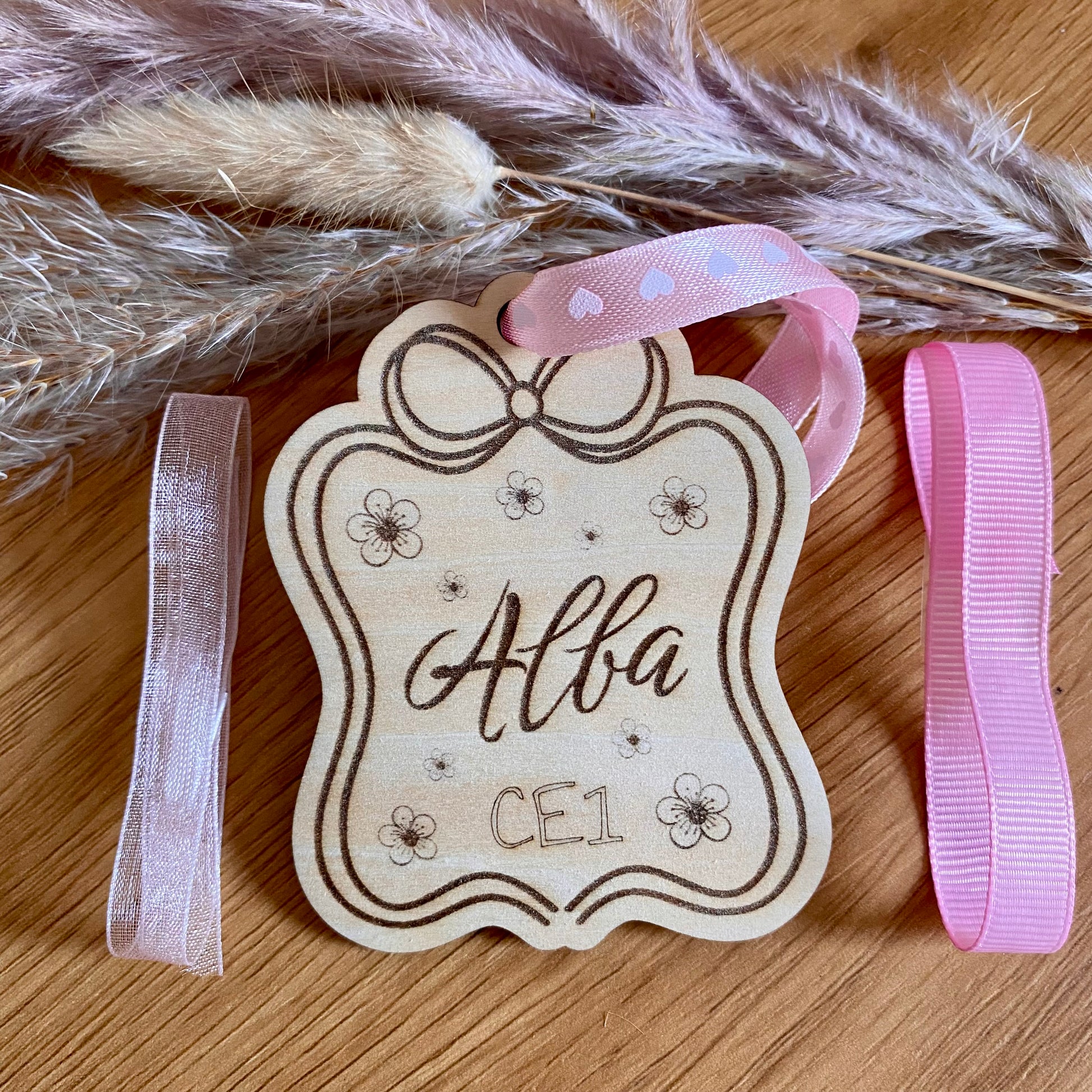 porte-cles-bois-personnalise-prenom-alba-ce1-attache-dentelle-cartable-rose⁠