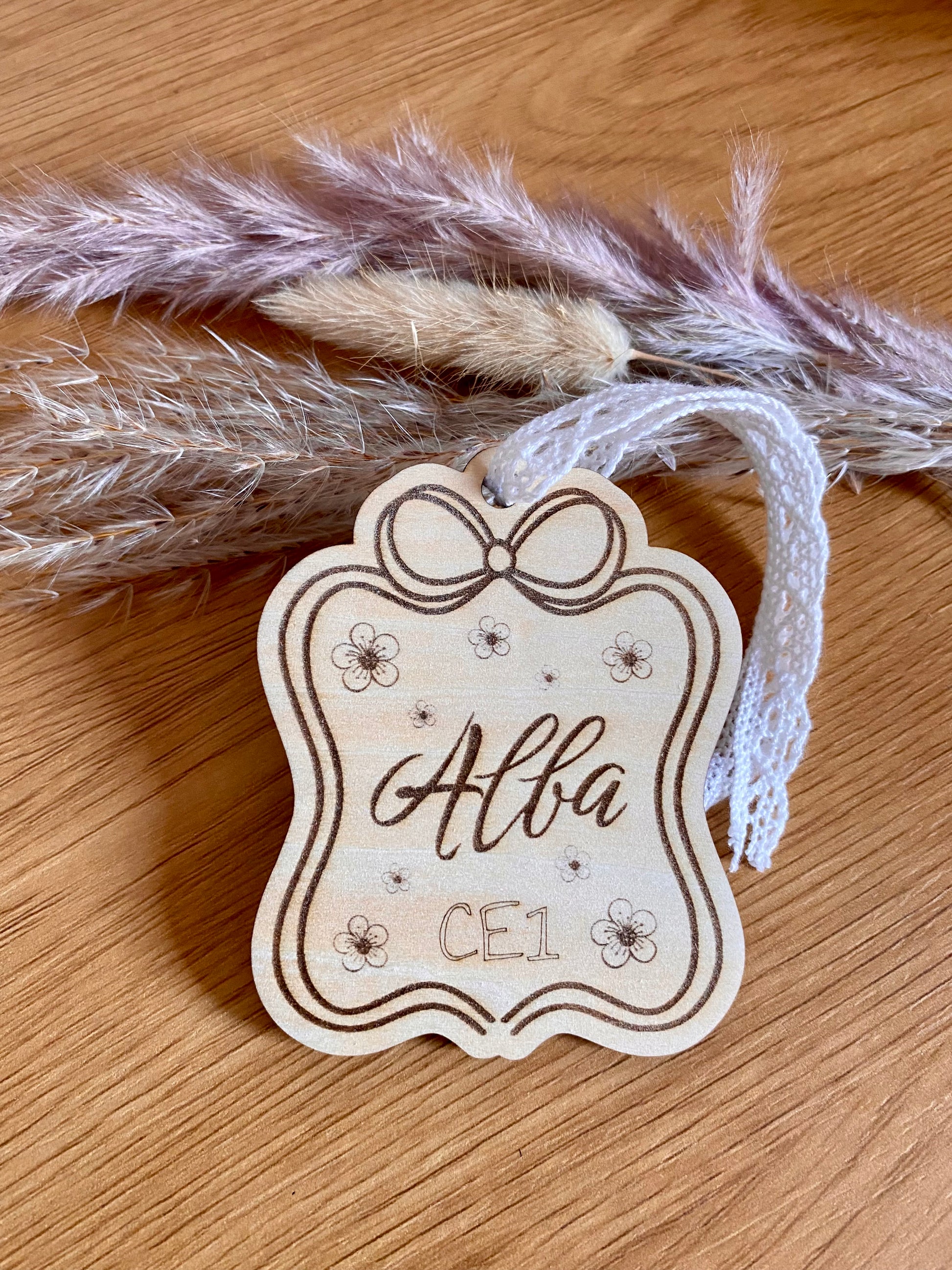porte-cles-bois-personnalise-prenom-alba-ce1-attache-dentelle-cartable-rose⁠