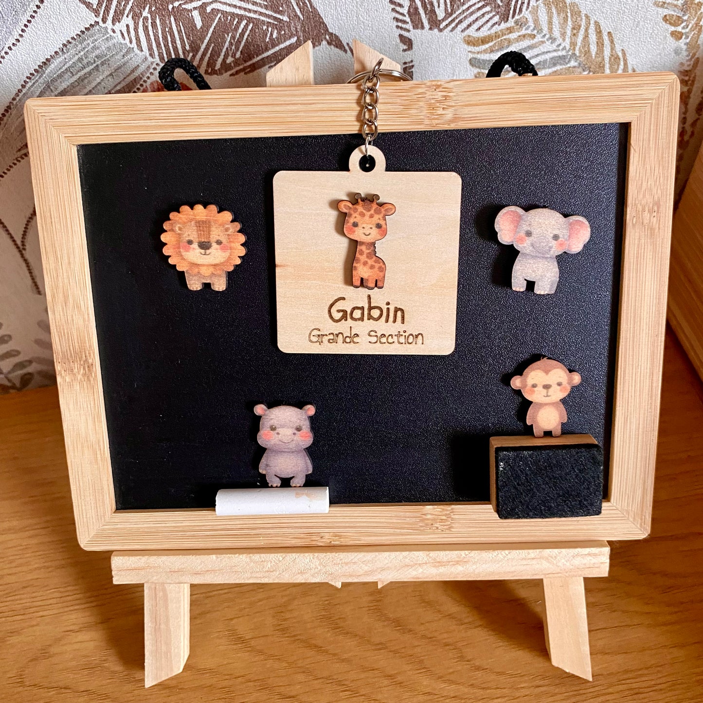 porte-cles-bois-personnalise-dinosaure-prenom-raphael-petite-section-cartable-enfant⁠