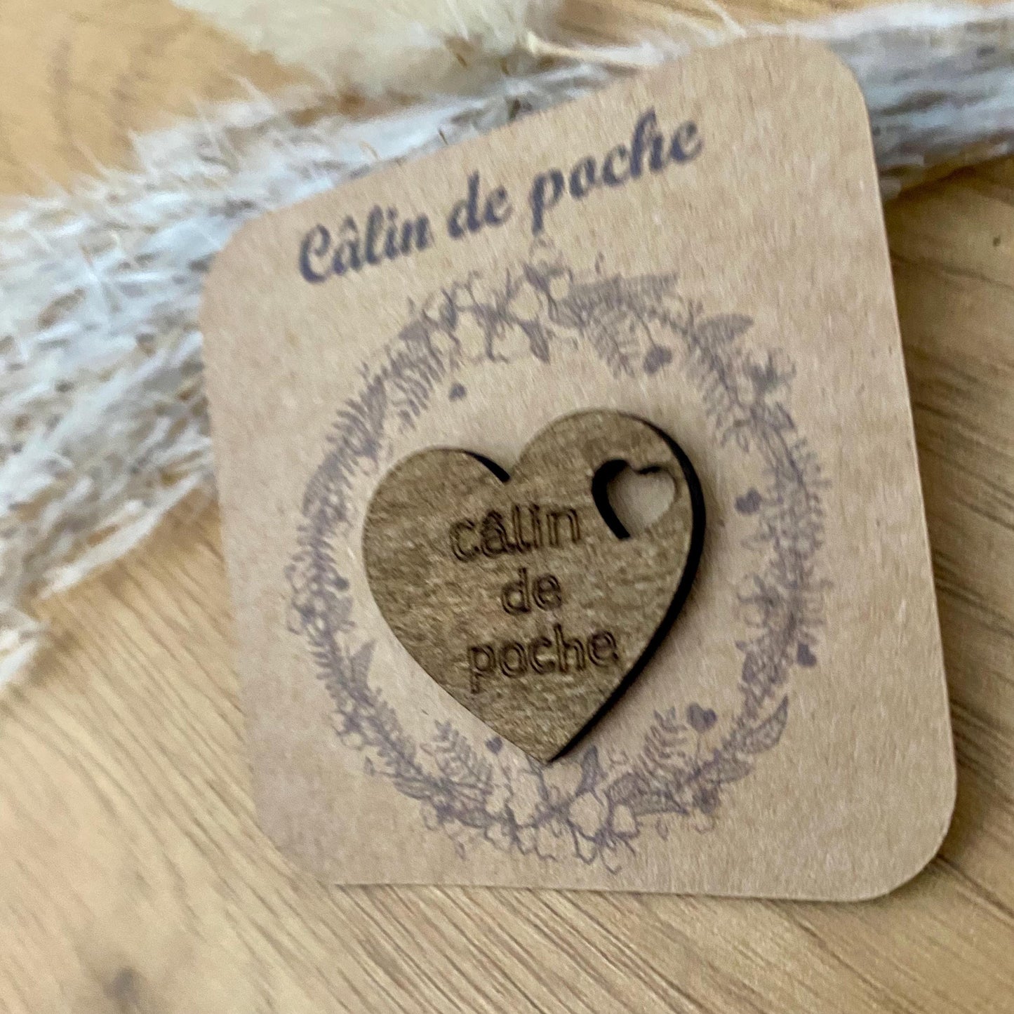 pocket hug en bois gravé sur son support kraft
