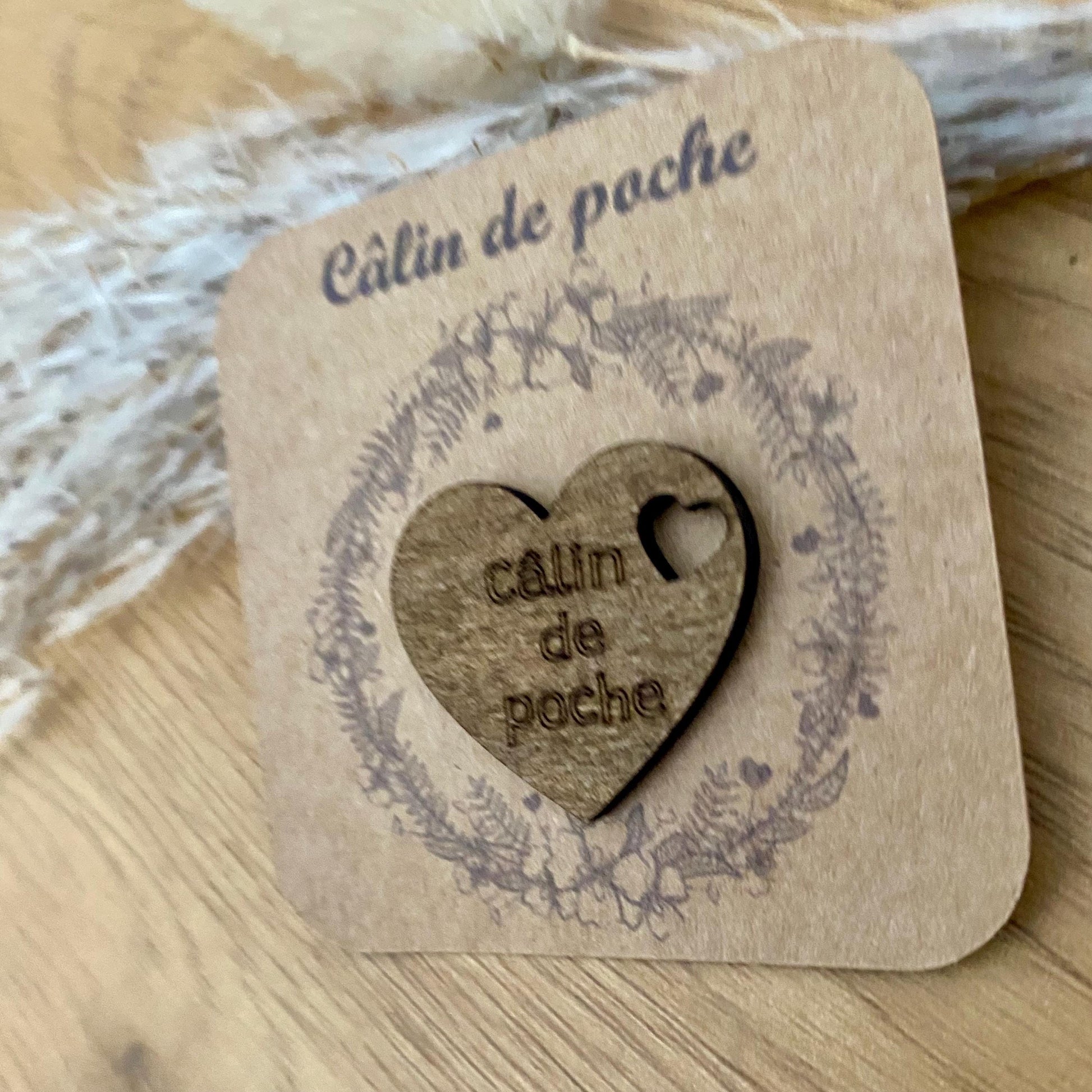 pocket hug en bois gravé sur son support kraft
