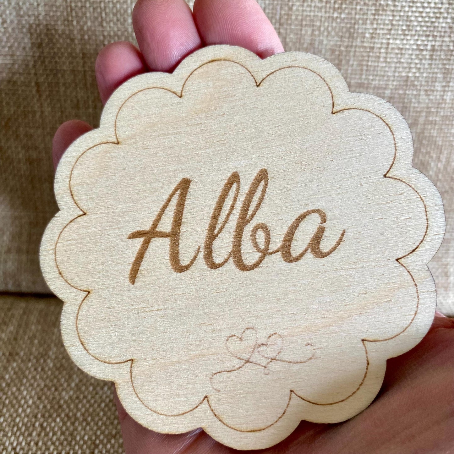 Carte de Bienvenue Bébé en Bois Personnalisée – Souvenir de Naissance