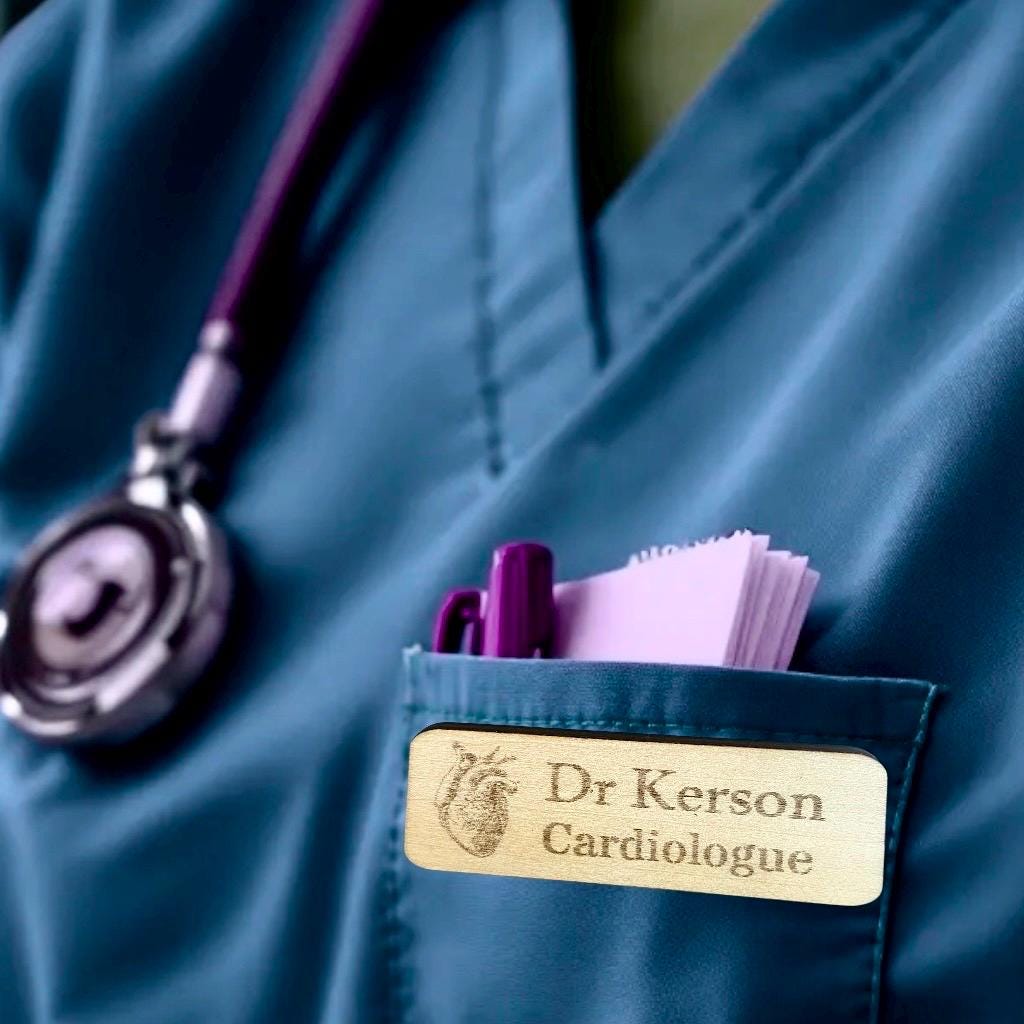 Badge Professionnel en Bois Personnalisé – Pour Professionnels de Santé