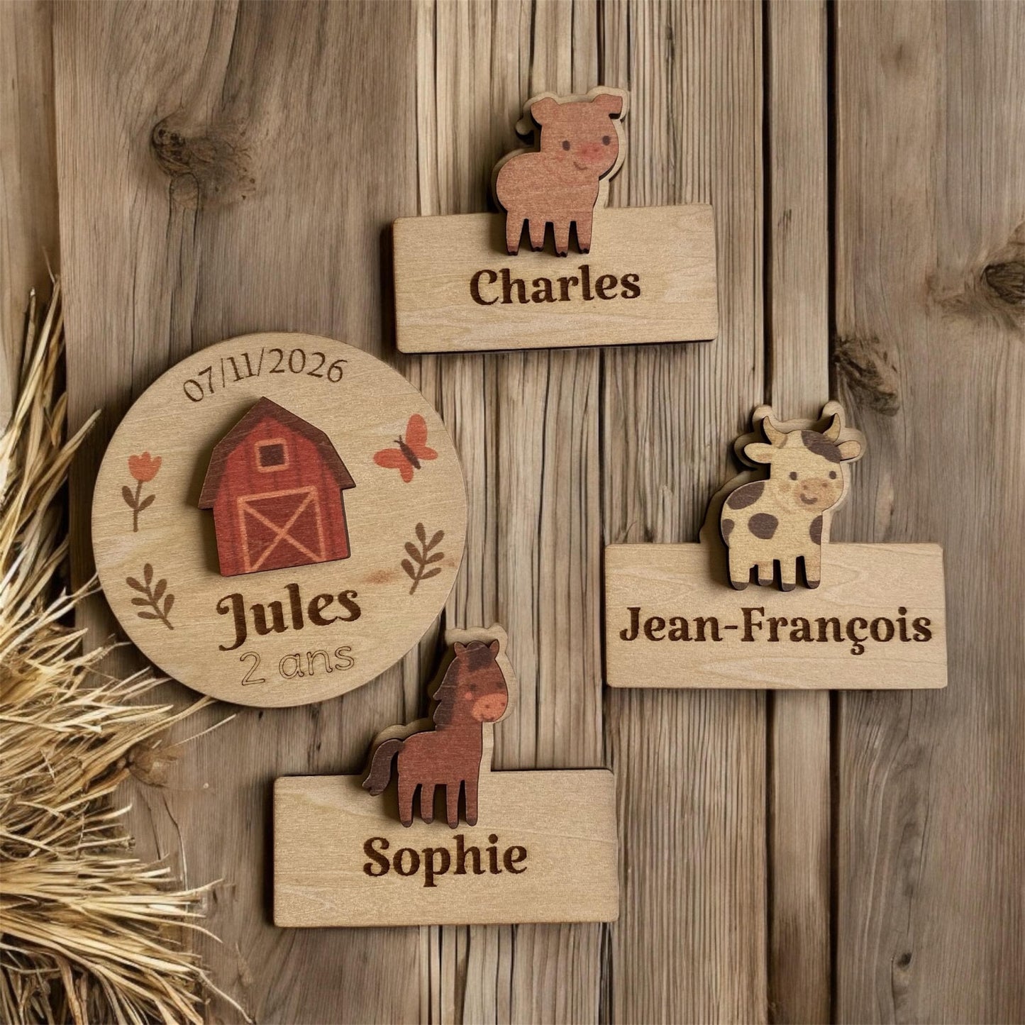 Assortiment de magnets  et marque-places personnalisés en bois thème ferme (vache, cochon, cheval) pour anniversaire.