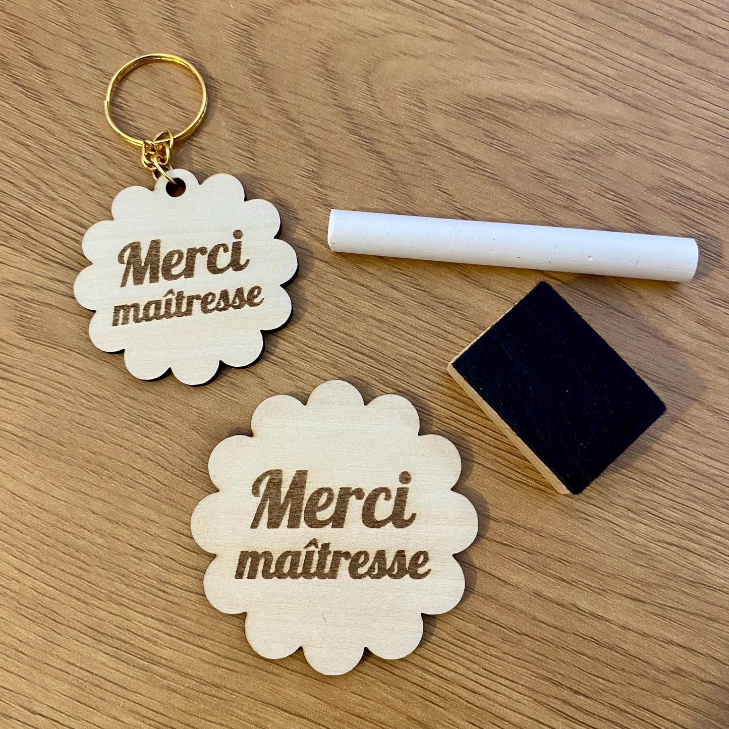 Sélection de porte-clés et magnets personnalisés sur un fond naturel.