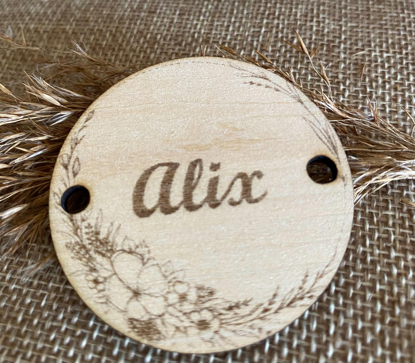 Gros plan sur la gravure d'un prénom sur le bois naturel.