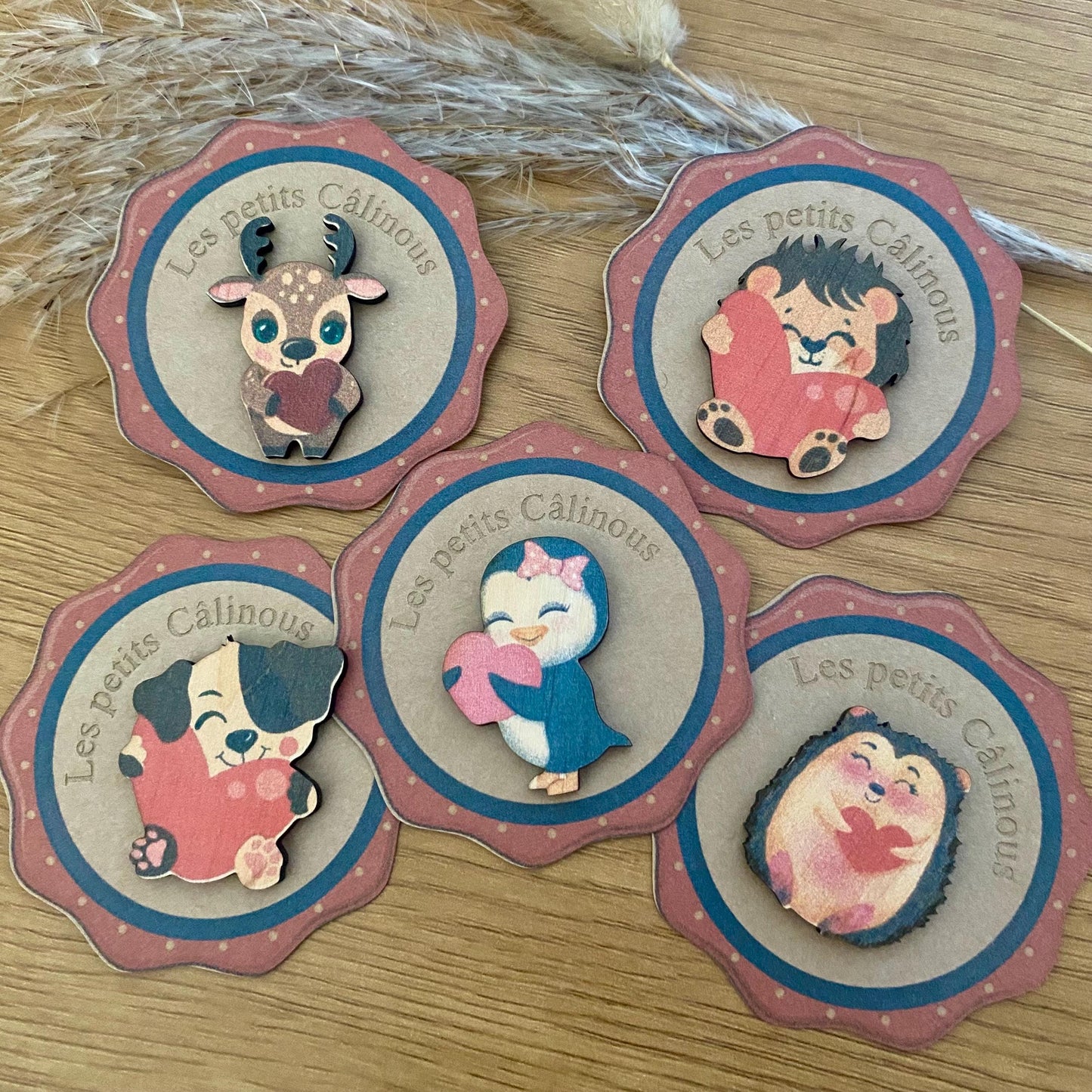 Câlin de Poche Enfant en Bois – Animaux à Collectionner (Pingouin, Chien, Lion, Hérisson)