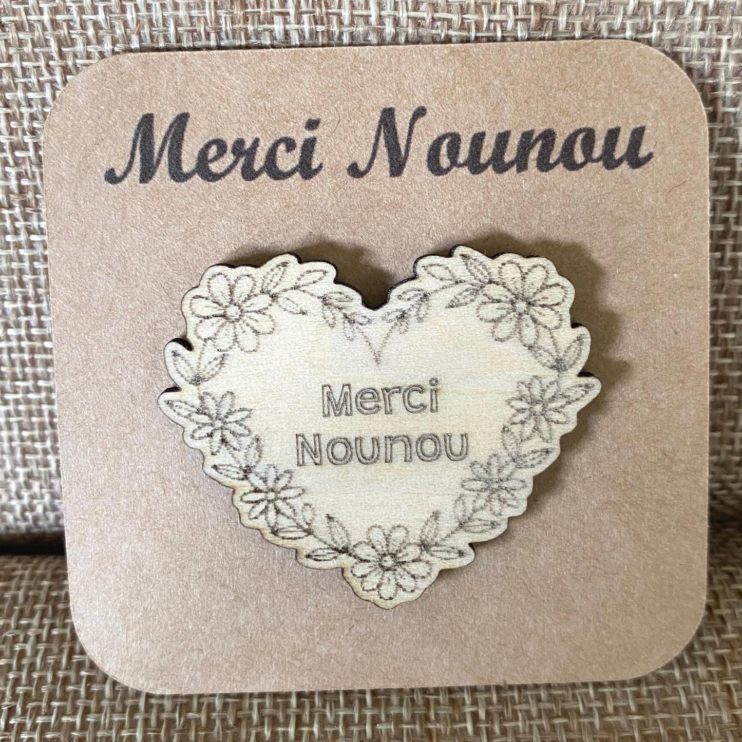 Câlin de Poche en Bois – Cadeau Personnalisé (Pin’s ou Badge)