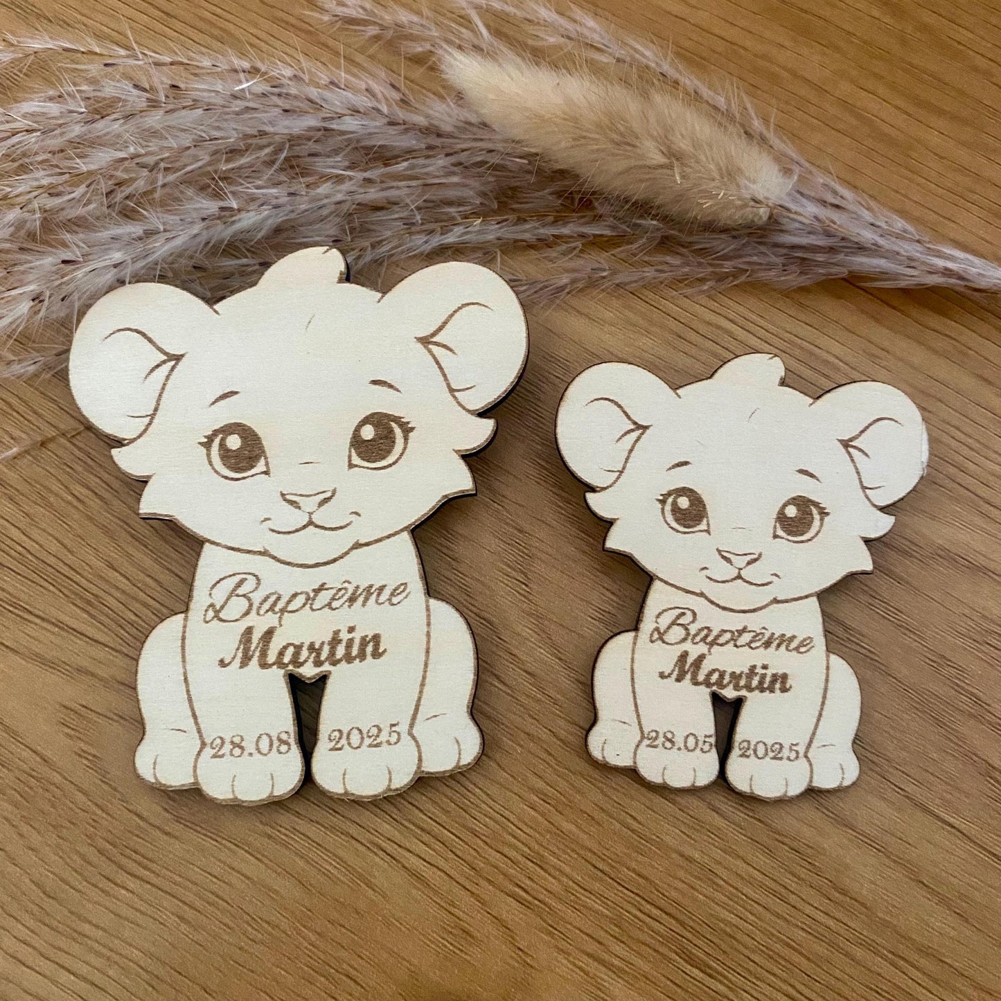 Petit et grand magnet en bois modèle lionceau Gros plan sur la finesse de la gravure du motif "Lionceau" et la qualité du bois.