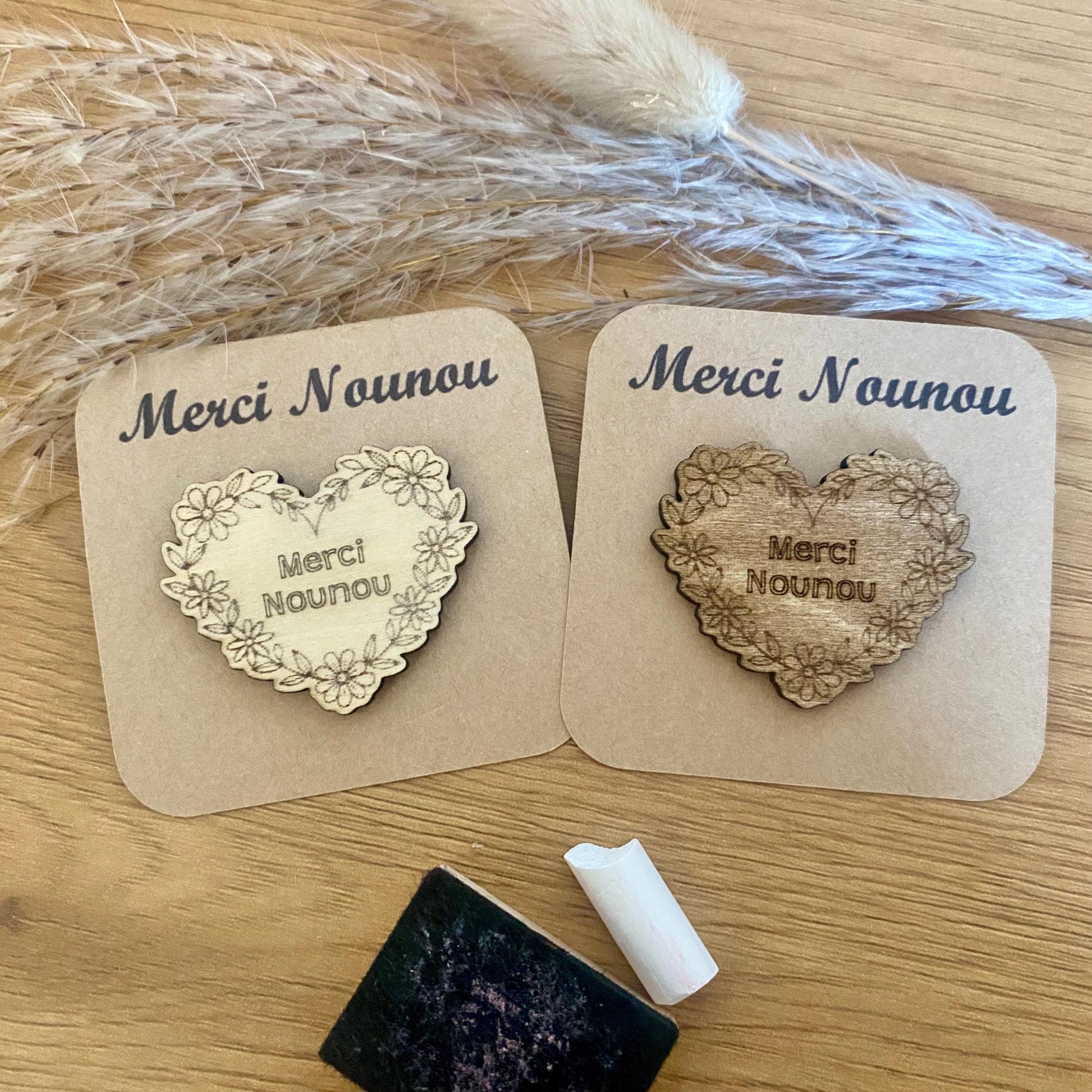 calin de poche merci maîtresse ou merci nounou coeur en bois gravé ou bois brut sur sa petite carte kraft