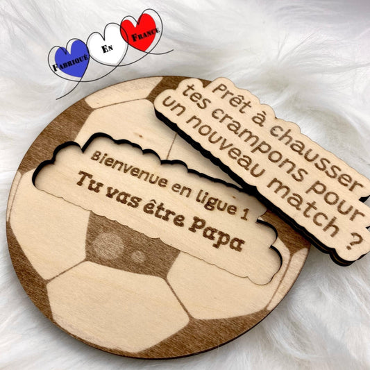 Ballon de foot en bois présenté sur un fond uni, mettant en valeur sa forme et sa gravure.