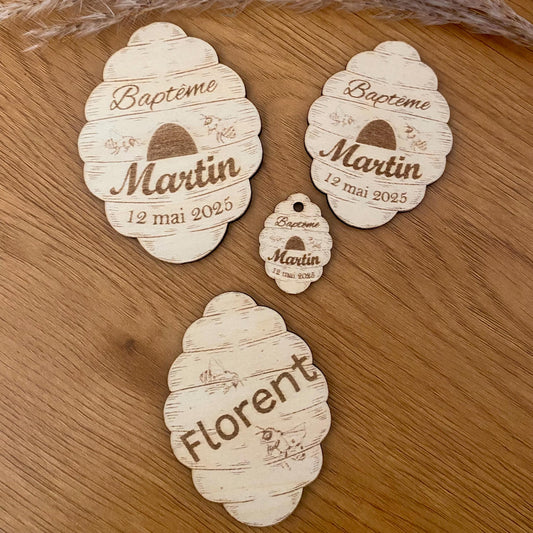 Collection de créations en bois personnalisées pour événements thème  ruche abeille : magnets souvenirs, marque-places et étiquettes, présentés dans un style bohème et naturel, fabriqués artisanalement. 