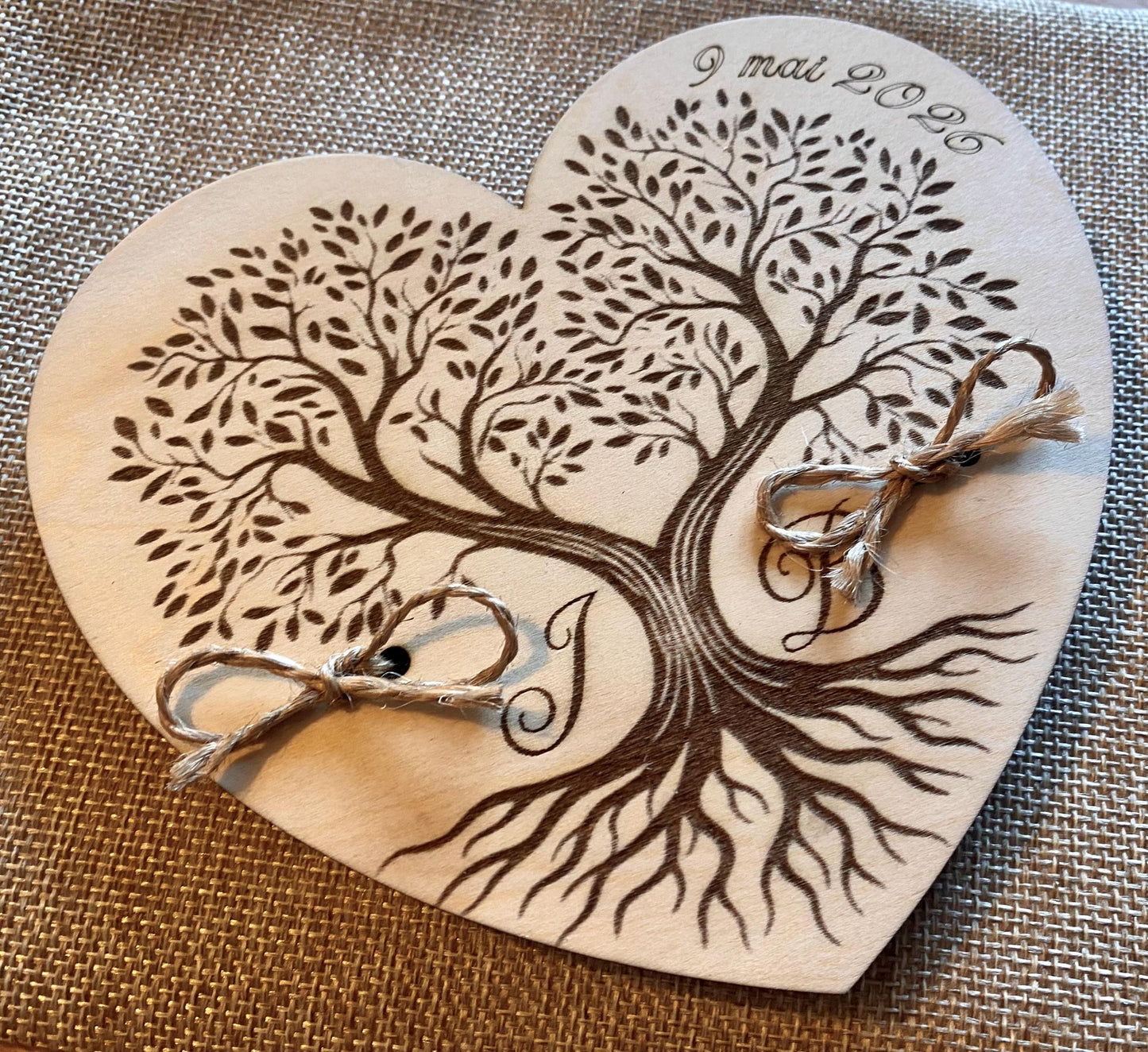 Gros plan sur la gravure laser du motif Arbre de Vie et la qualité de la finition du bois.