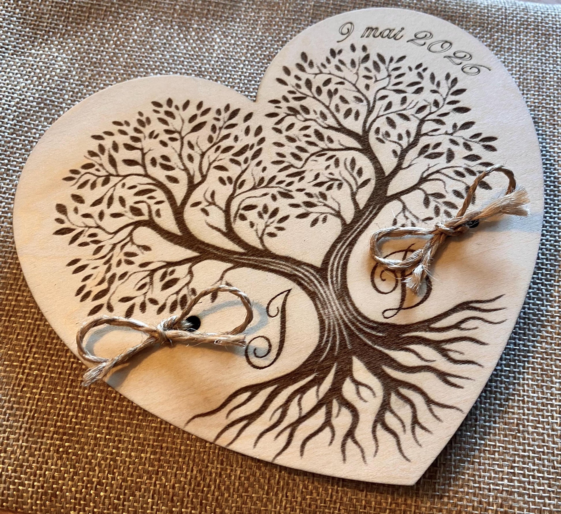 Gros plan sur la gravure laser du motif Arbre de Vie et la qualité de la finition du bois.