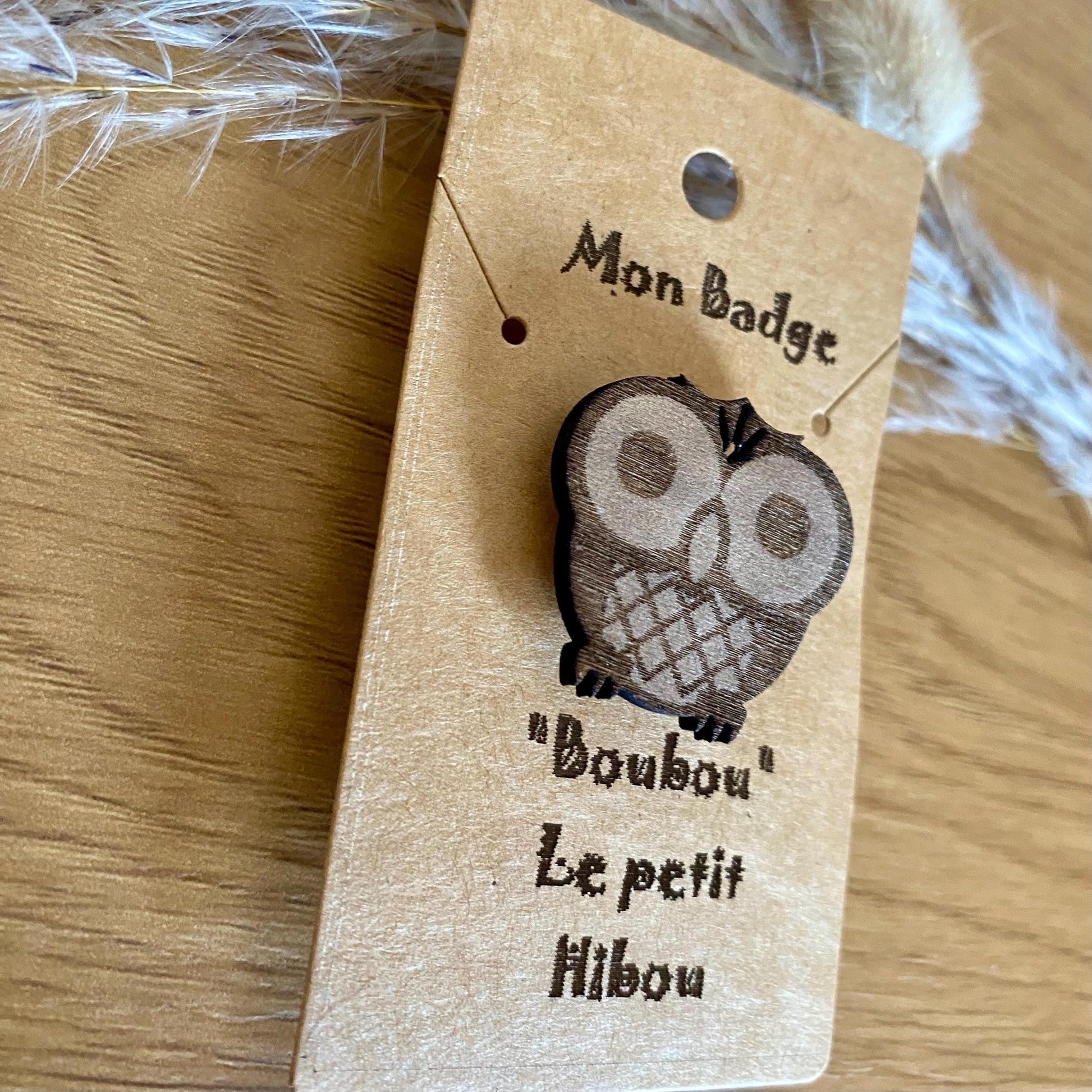 Badge en bois motif Boubou le petit hibou