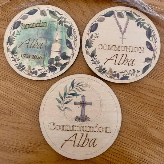 Gros plan sur les trois motifs disponibles (croix, chapelet, bougie) pour les boites de communin en bois montrant la qualité  de l'impression de la gravure laser