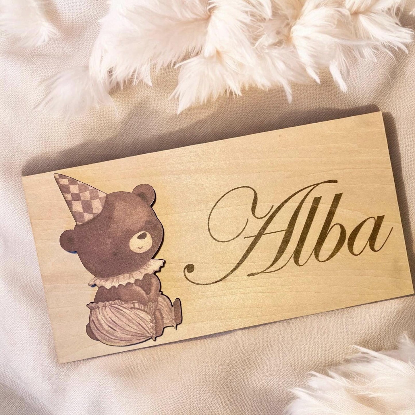 Plaque de porte bébé installée sur une porte de chambre d'enfant.